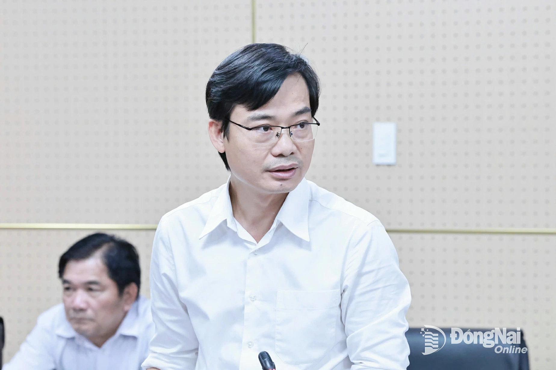 Đại diện Ban Quản lý dự án khu vực 1 (thuộc Ban Quản lý dự án đầu tư xây dựng tỉnh Đồng Nai) báo cáo về công tác đầu tư xây dựng trường học trên địa bàn các phường. Ảnh: Công Nghĩa