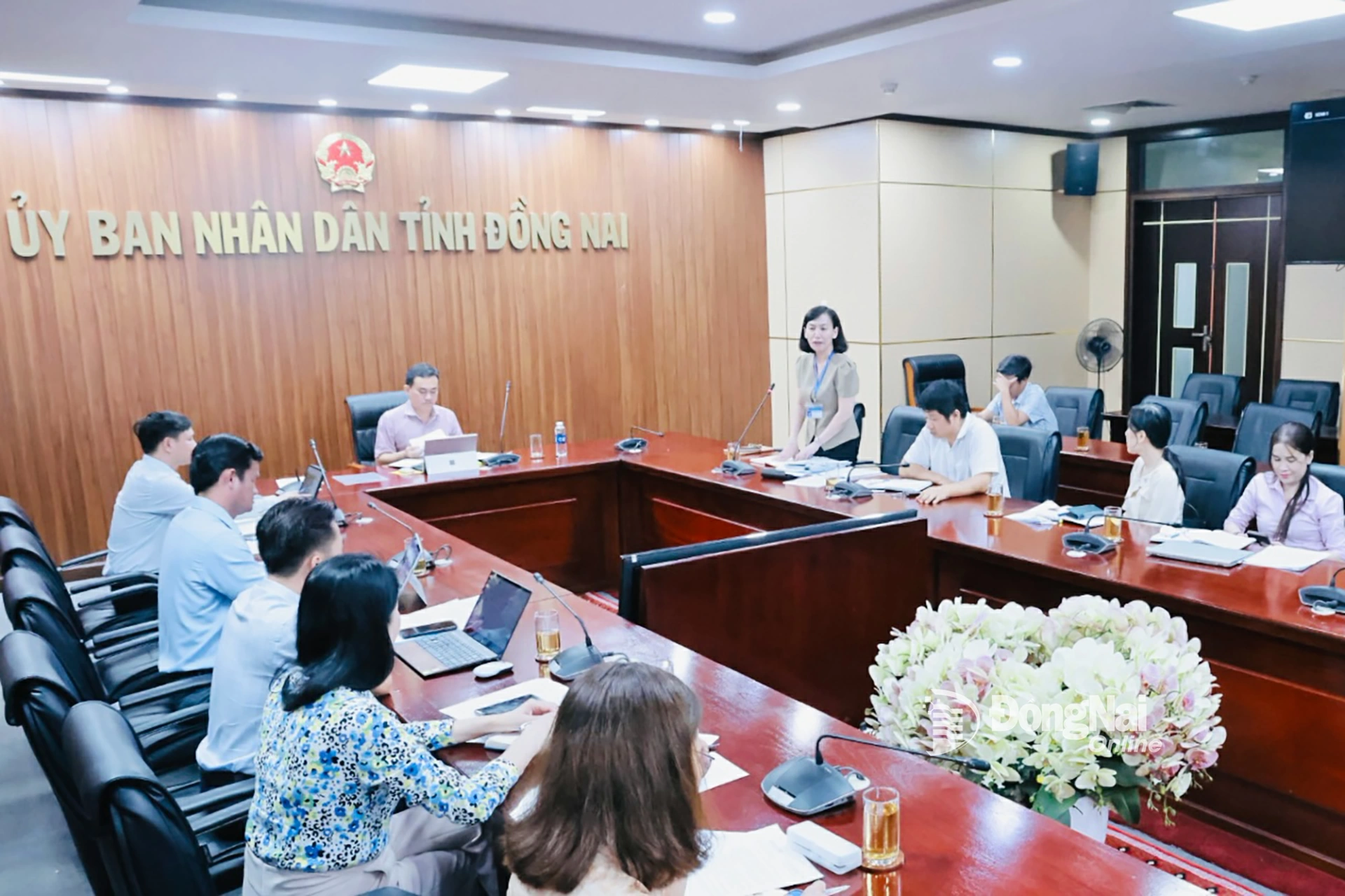 Tỉnh ủy viên, Giám đốc Sở Giáo dục và Đào tạo tỉnh Đồng Nai Trương Thị Kim Huệ phát biểu trao đổi tại buổi họp. Ảnh: Công Nghĩa