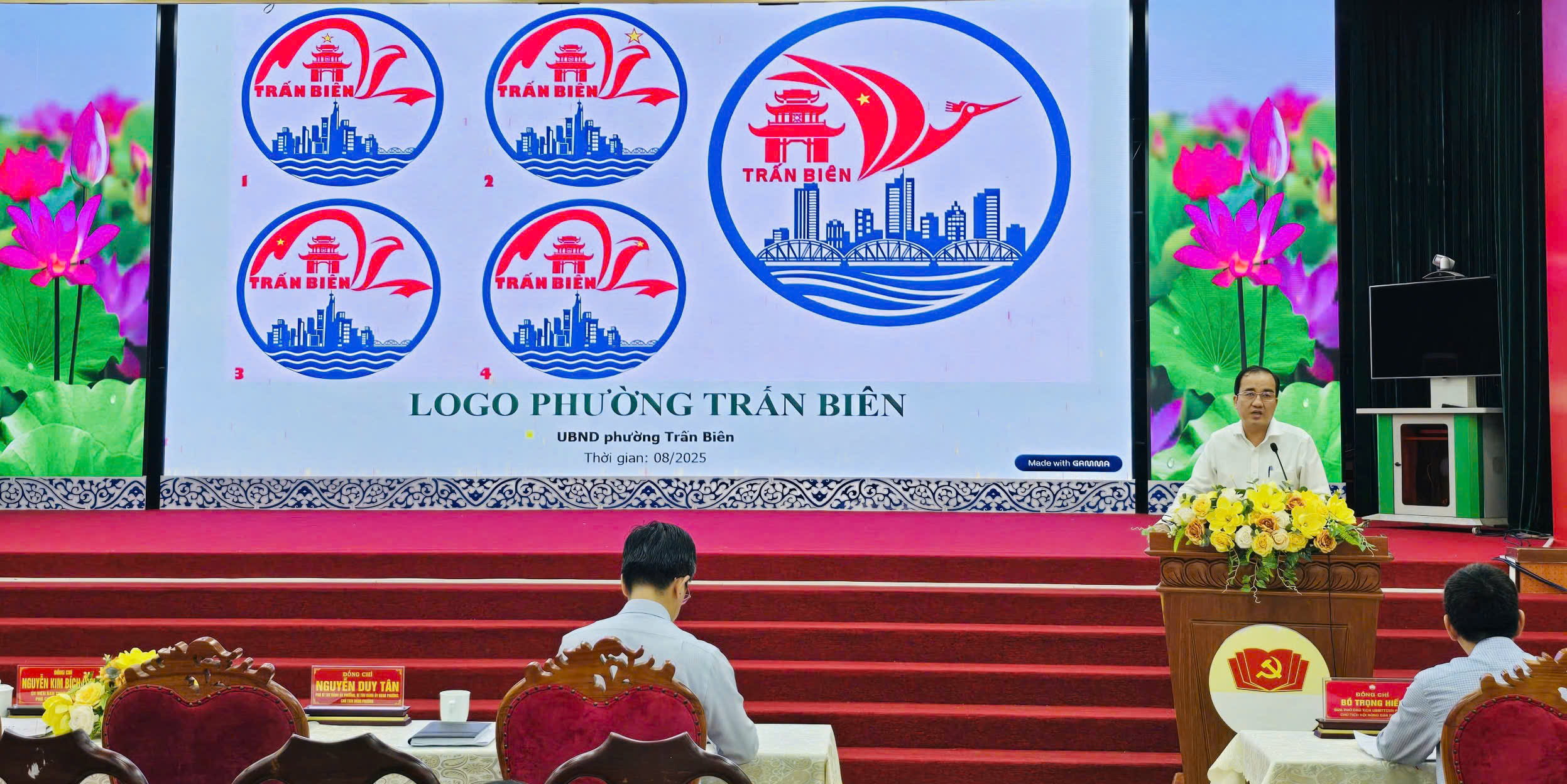 Hình 2: Đ/c Nguyễn Duy Tân – Phó Bí thư Đảng uỷ, Chủ tịch UBND phường phát biểu về các phương án biểu trưng