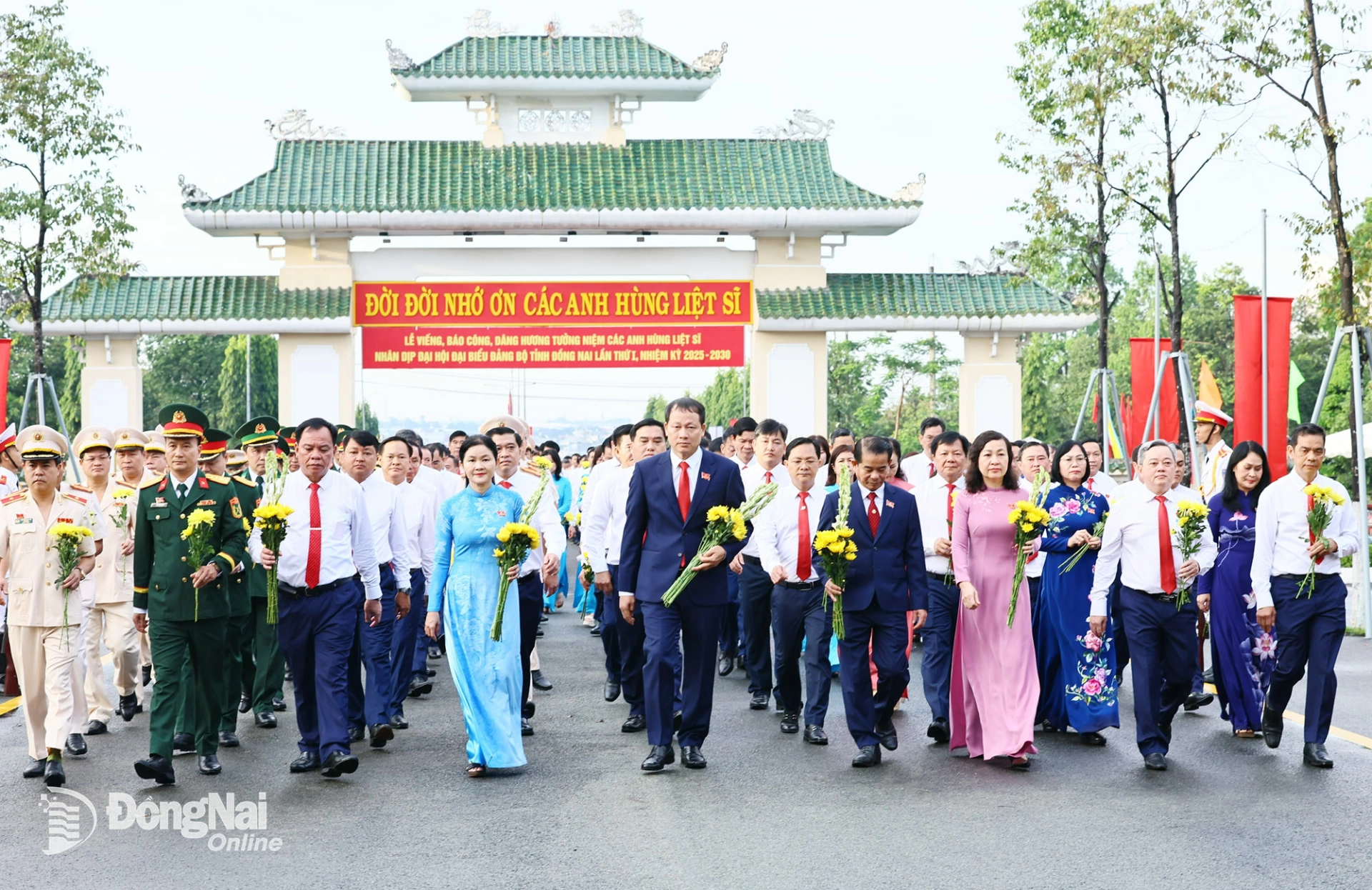 Lãnh đạo tỉnh và đoàn đại biểu dự Đại hội đại biểu Đảng bộ tỉnh Đồng Nai lần thứ I, nhiệm kỳ 2025-2030 viếng, báo công, dâng hương tại Nghĩa trang liệt sĩ tỉnh (phường Long Bình). Ảnh: Công Nghĩa