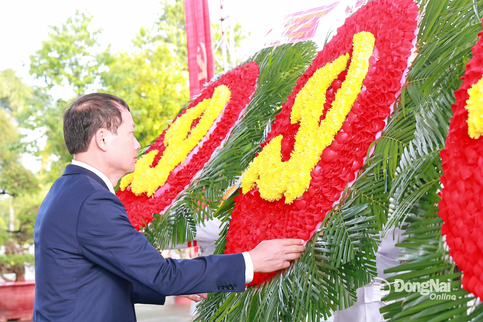 Bí thư Tỉnh ủy, Trưởng đoàn Đại biểu Quốc hội tỉnh Đồng Nai Vũ Hồng Văn chỉnh các vòng hoa trước nghi thức đặt vòng hoa tại Nghĩa trang liệt sĩ tỉnh. Ảnh: Công Nghĩa