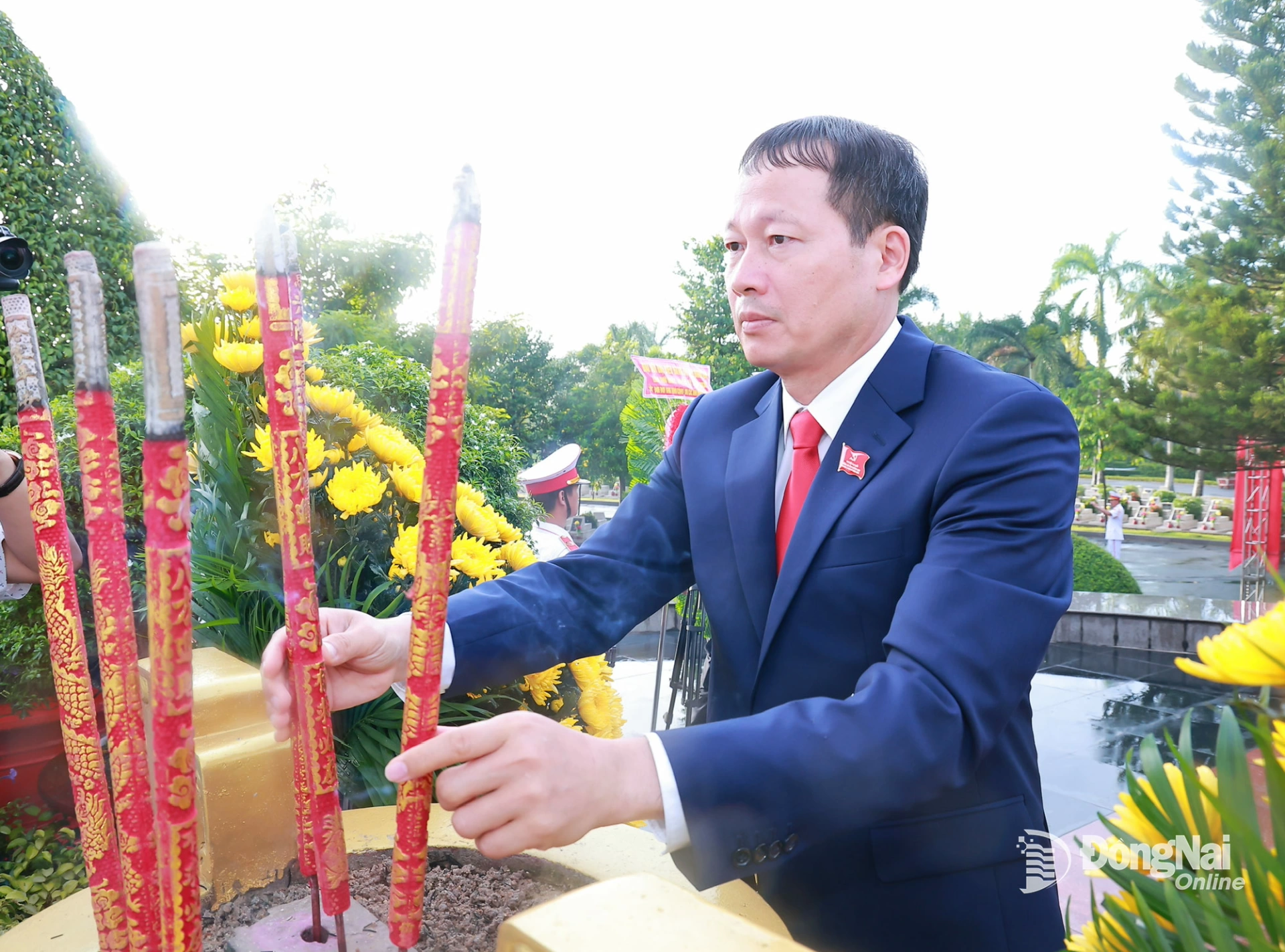 Bí thư Tỉnh ủy, Trưởng đoàn Đại biểu Quốc hội tỉnh Đồng Nai Vũ Hồng Văn dâng hương tại Nghĩa trang liệt sĩ tỉnh. Ảnh: Công Nghĩa