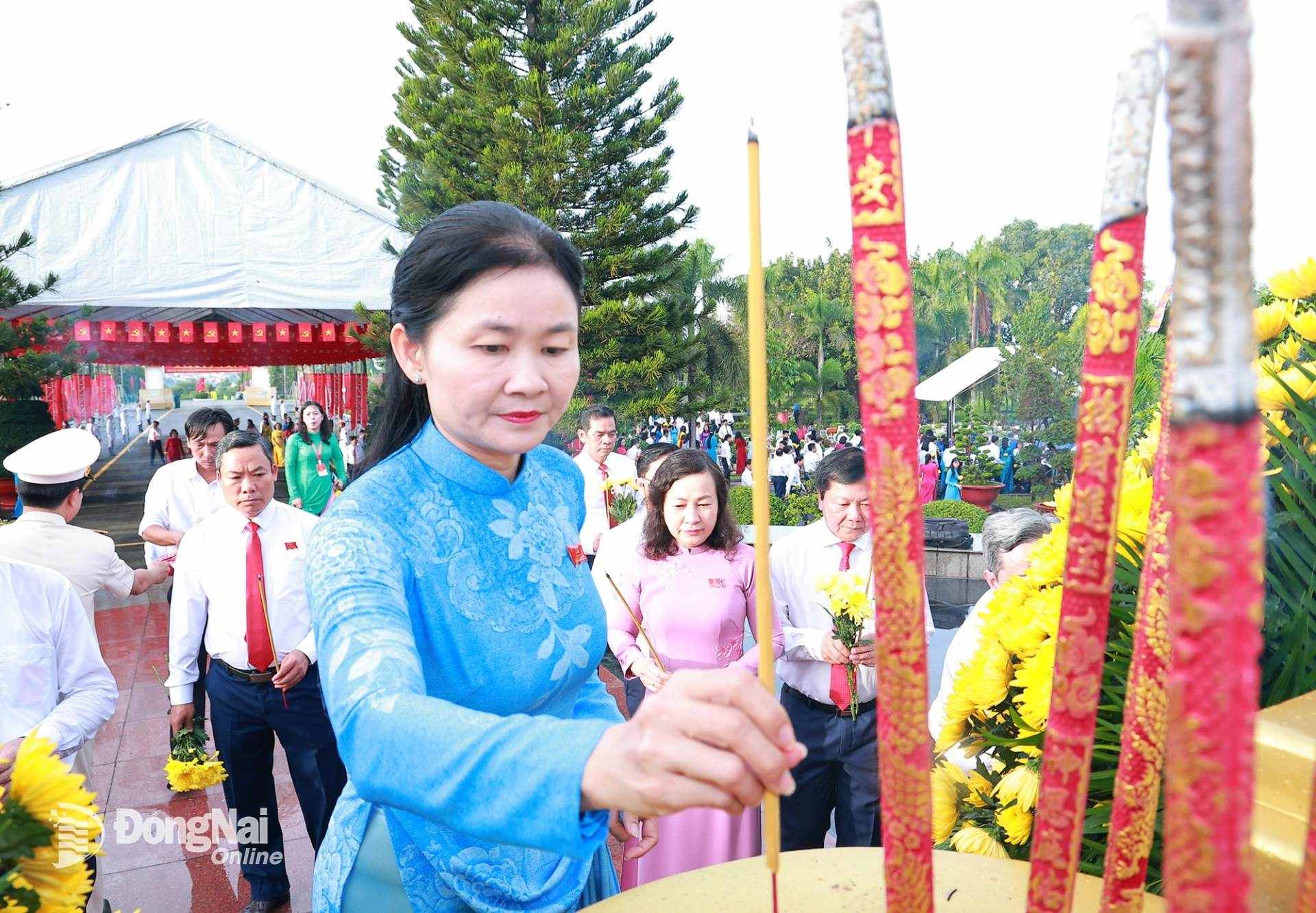 Ủy viên dự khuyết Trung ương Đảng, Phó Bí thư Thường trực Tỉnh ủy, Chủ tịch HĐND tỉnh Đồng Nai Tôn Ngọc Hạnh dâng hương tại Nghĩa trang liệt sĩ tỉnh. Ảnh: Công Nghĩa
