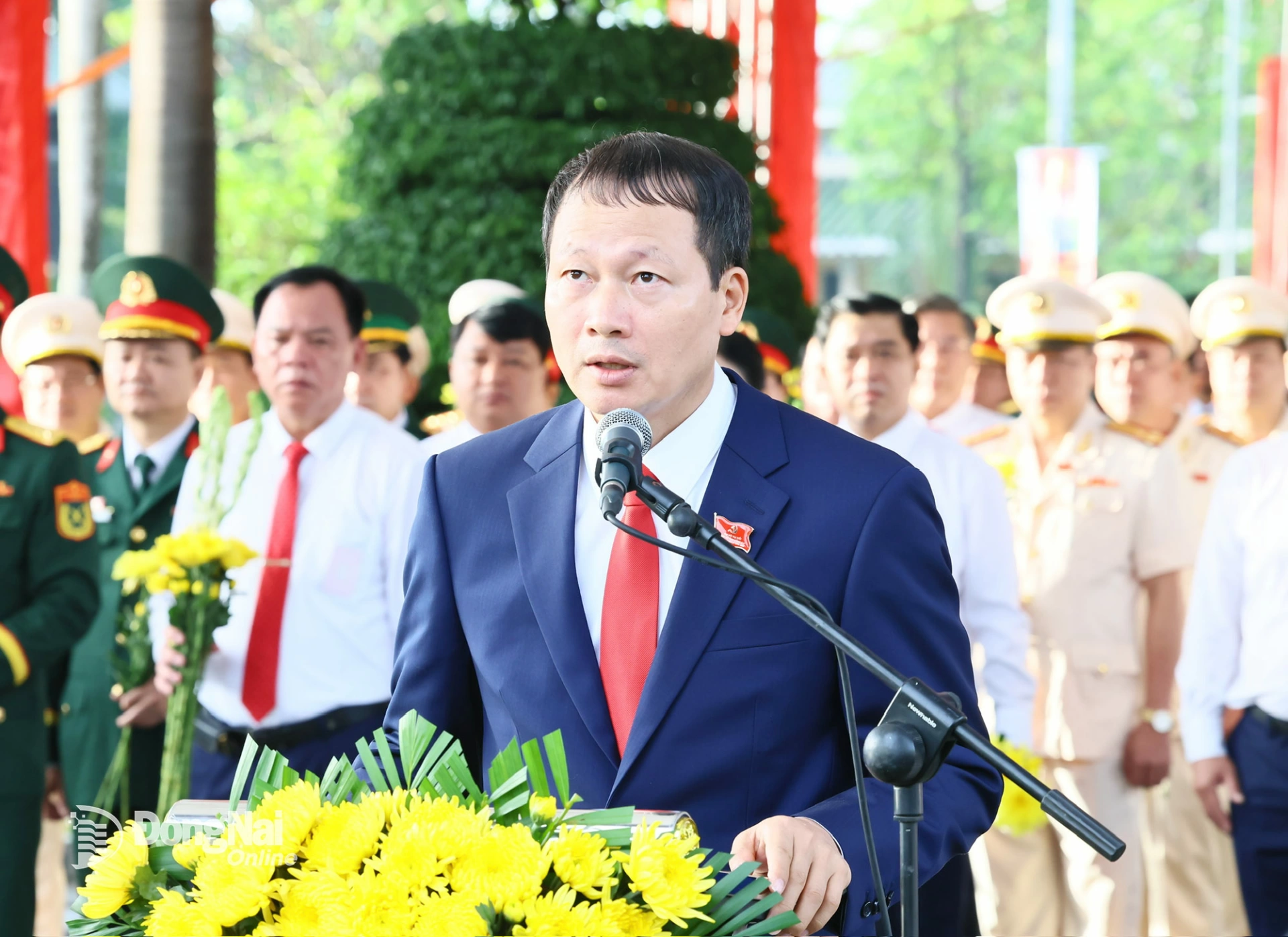 Bí thư Tỉnh ủy, Trưởng đoàn Đại biểu Quốc hội tỉnh Đồng Nai Vũ Hồng Văn báo công tại Nghĩa trang liệt sĩ tỉnh trước khi diễn ra Đại hội đại biểu Đảng bộ tỉnh Đồng Nai lần thứ I, nhiệm kỳ 2025-2030 . Ảnh: Công Nghĩa