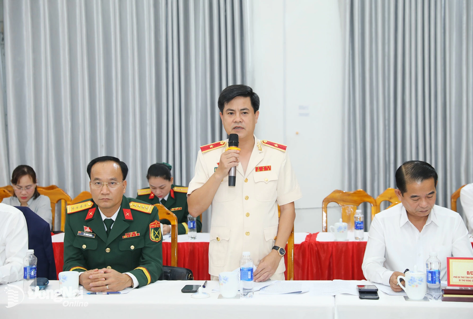 Thiếu tướng Nguyễn Đức Hải, Ủy viên Ban Thường vụ Tỉnh ủy, Giám đốc Công an tỉnh Đồng Nai phát biểu tại cuộc họp. Ảnh: Huy Anh