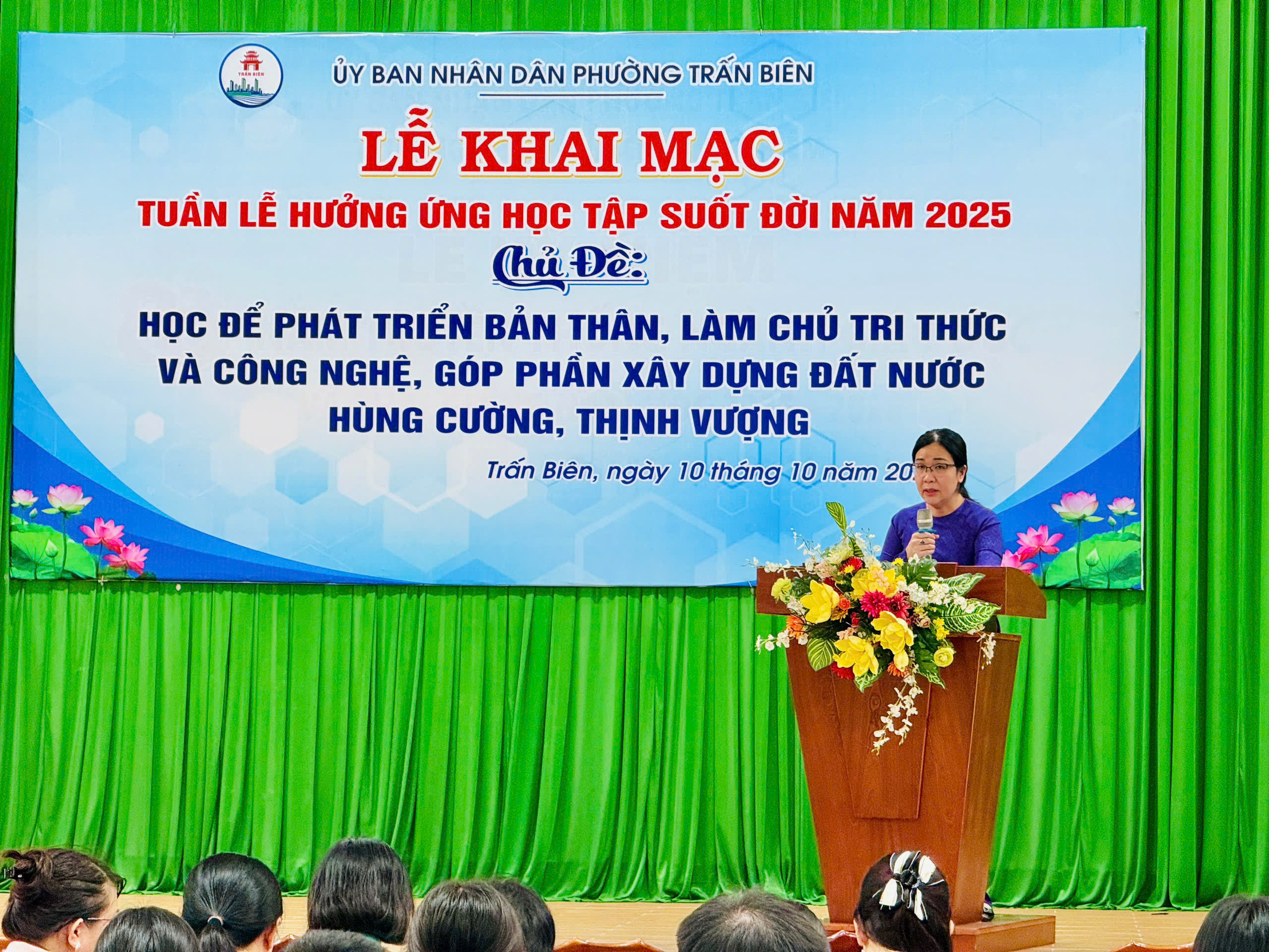 Bà Nguyễn Kim Bích Huyên – Phó Chủ tịch UBND phường Trấn Biên phát biểu khai mạc “Tuần lễ hưởng ứng học tập suốt đời”