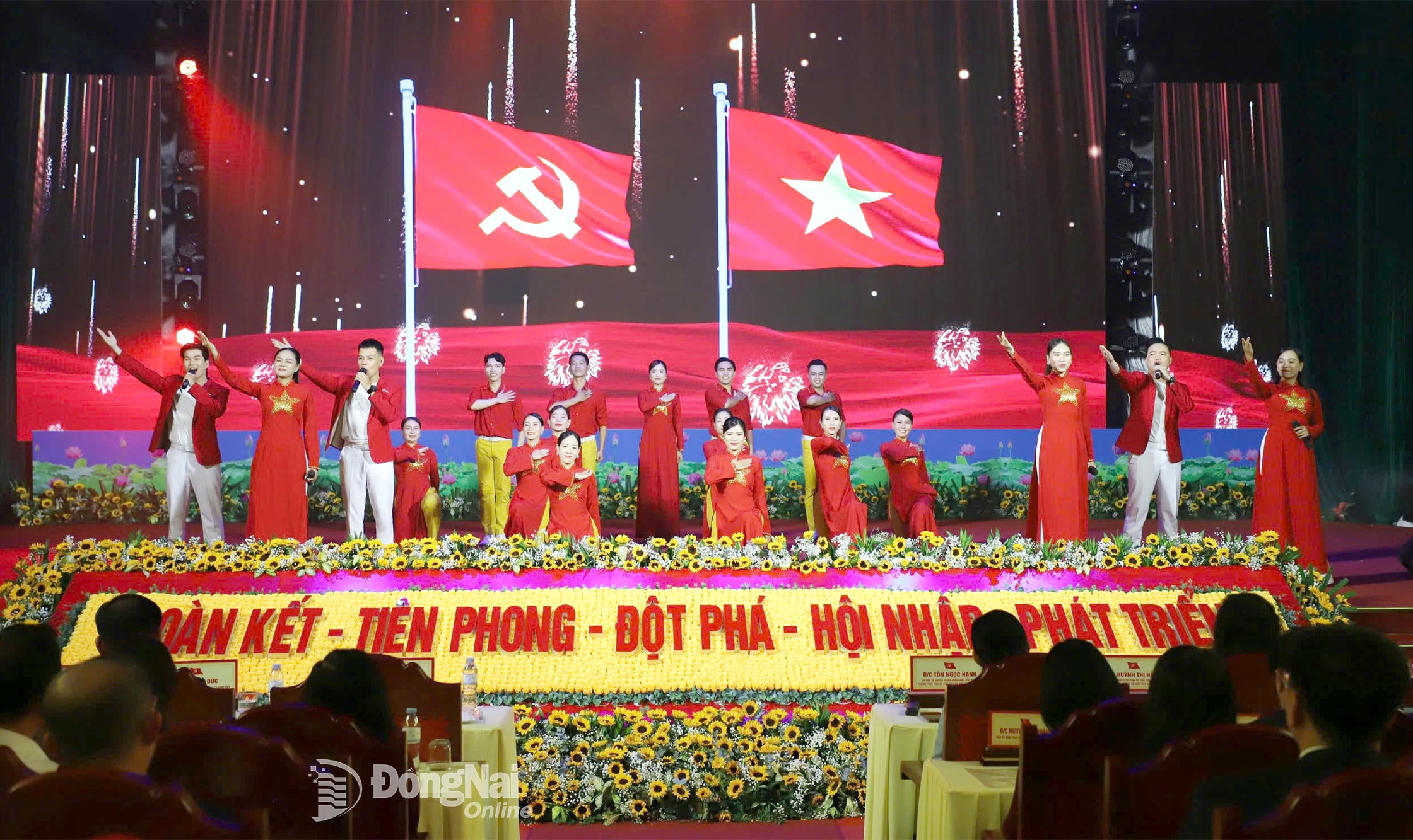 Tiết mục Ca ngợi Đảng Cộng sản Việt Nam. Ảnh: My Ny
