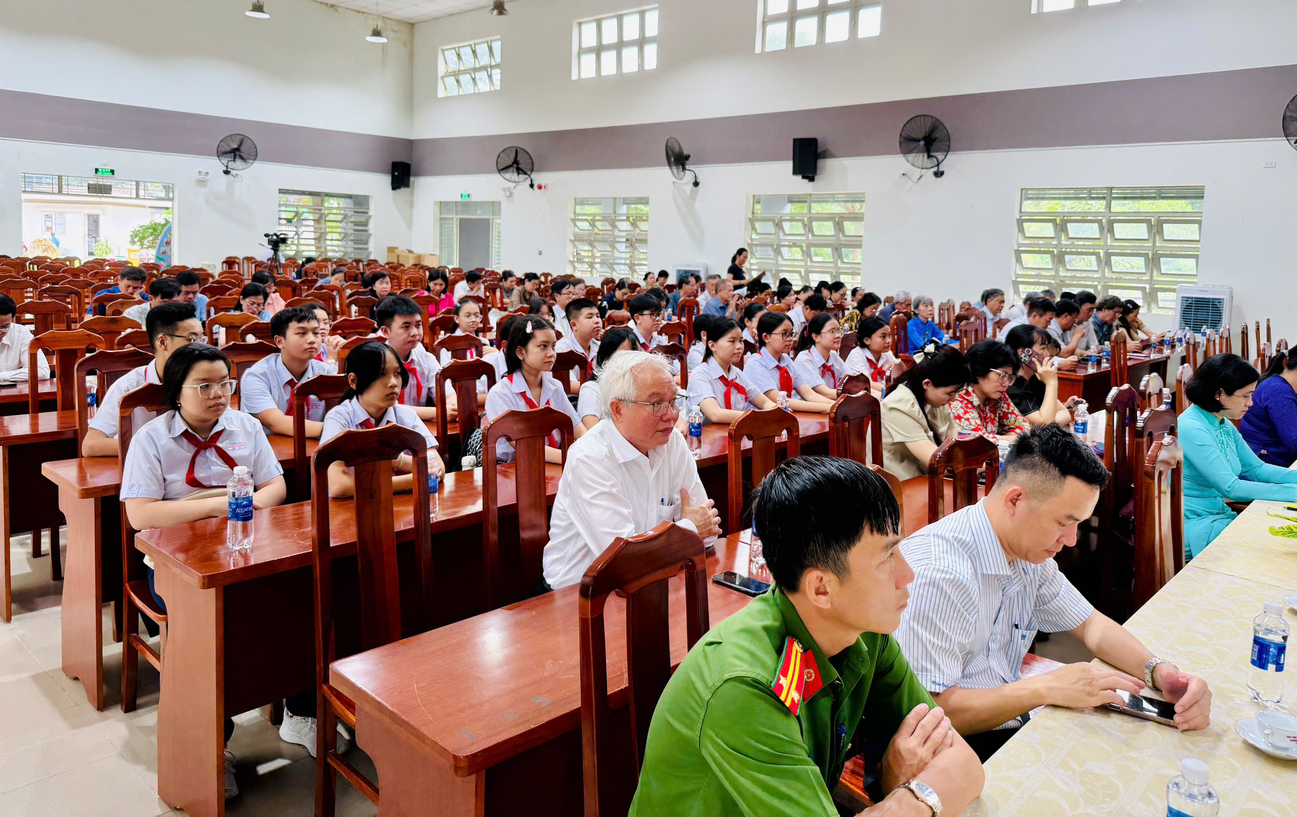 Các đại biểu tham dự tại lễ khai mạc “Tuần lễ hưởng ứng học tập suốt đời”