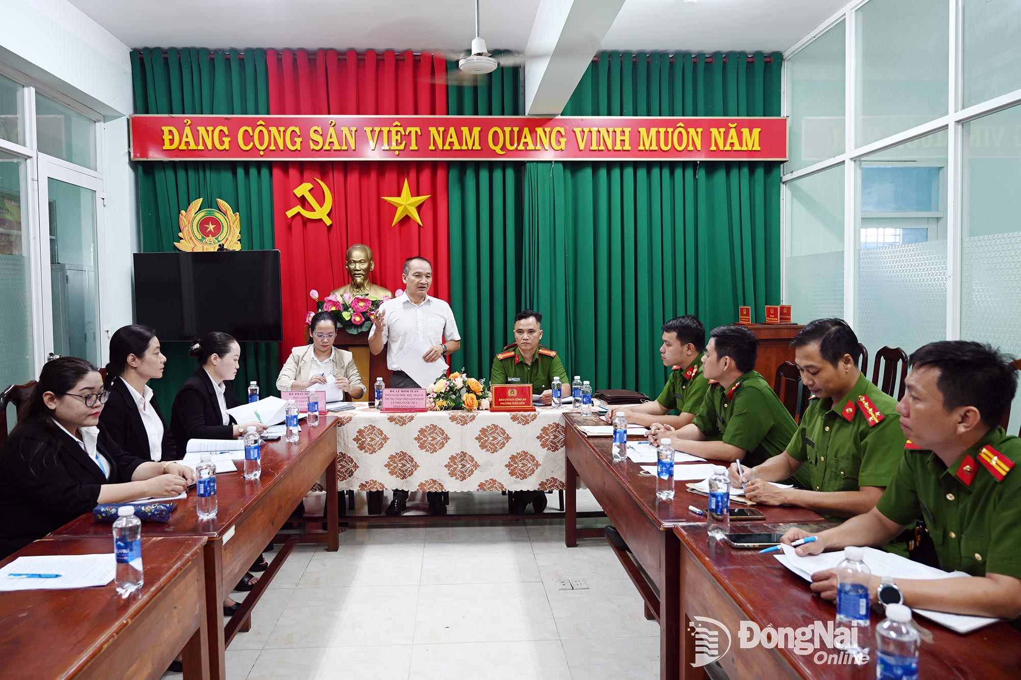 Phó Giám đốc phụ trách Trung tâm Trợ giúp pháp lý nhà nước số 1 Lê Minh Tuấn phát biểu tại buổi làm việc. Ảnh: Phạm Quang