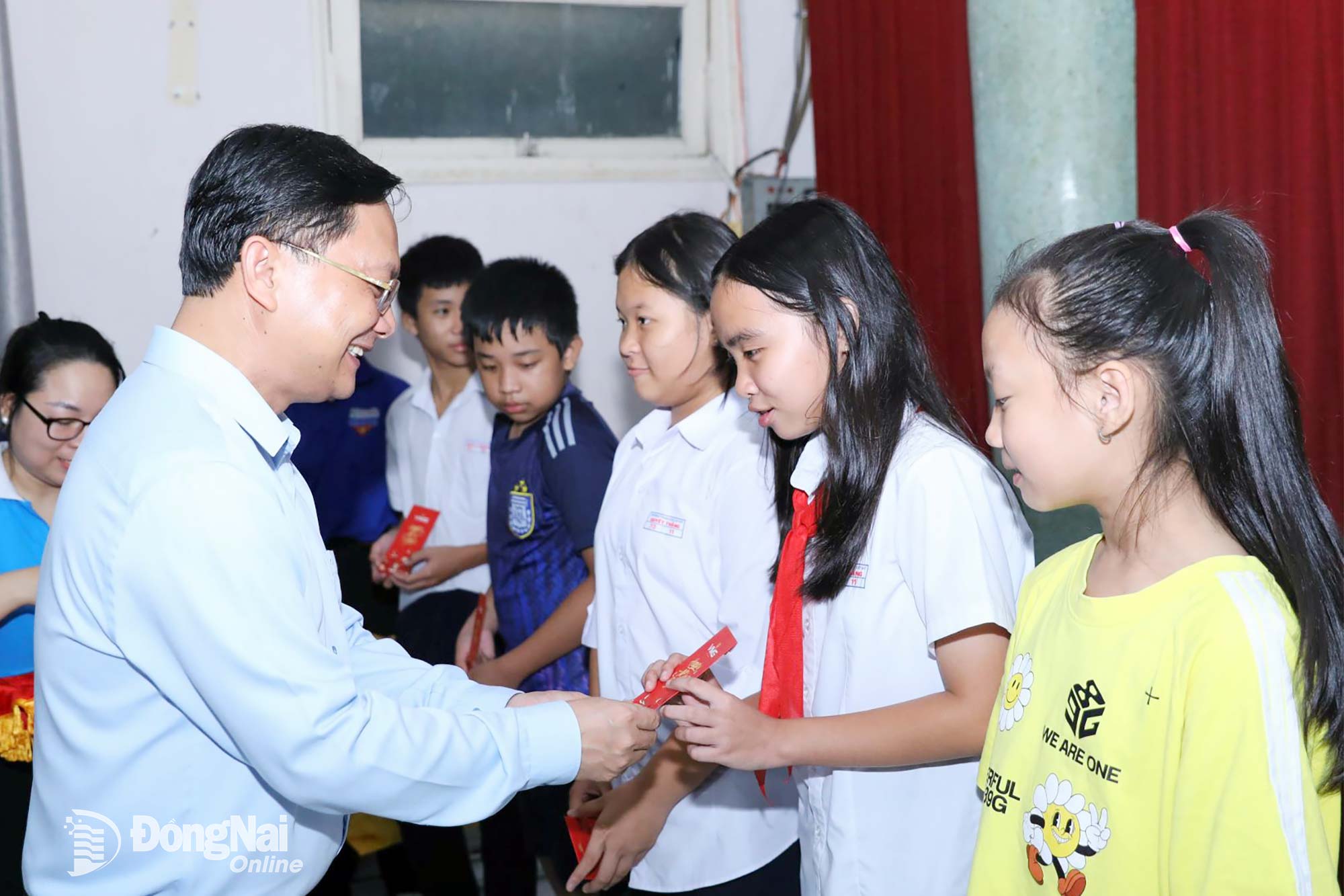 Ủy viên Ban Thường vụ Tỉnh ủy, Phó Chủ tịch Thường trực Ủy ban MTTQ Việt Nam tỉnh Đồng Nai Hà Anh Dũng trao quà cho các em thiếu nhi. Ảnh: Huy Anh