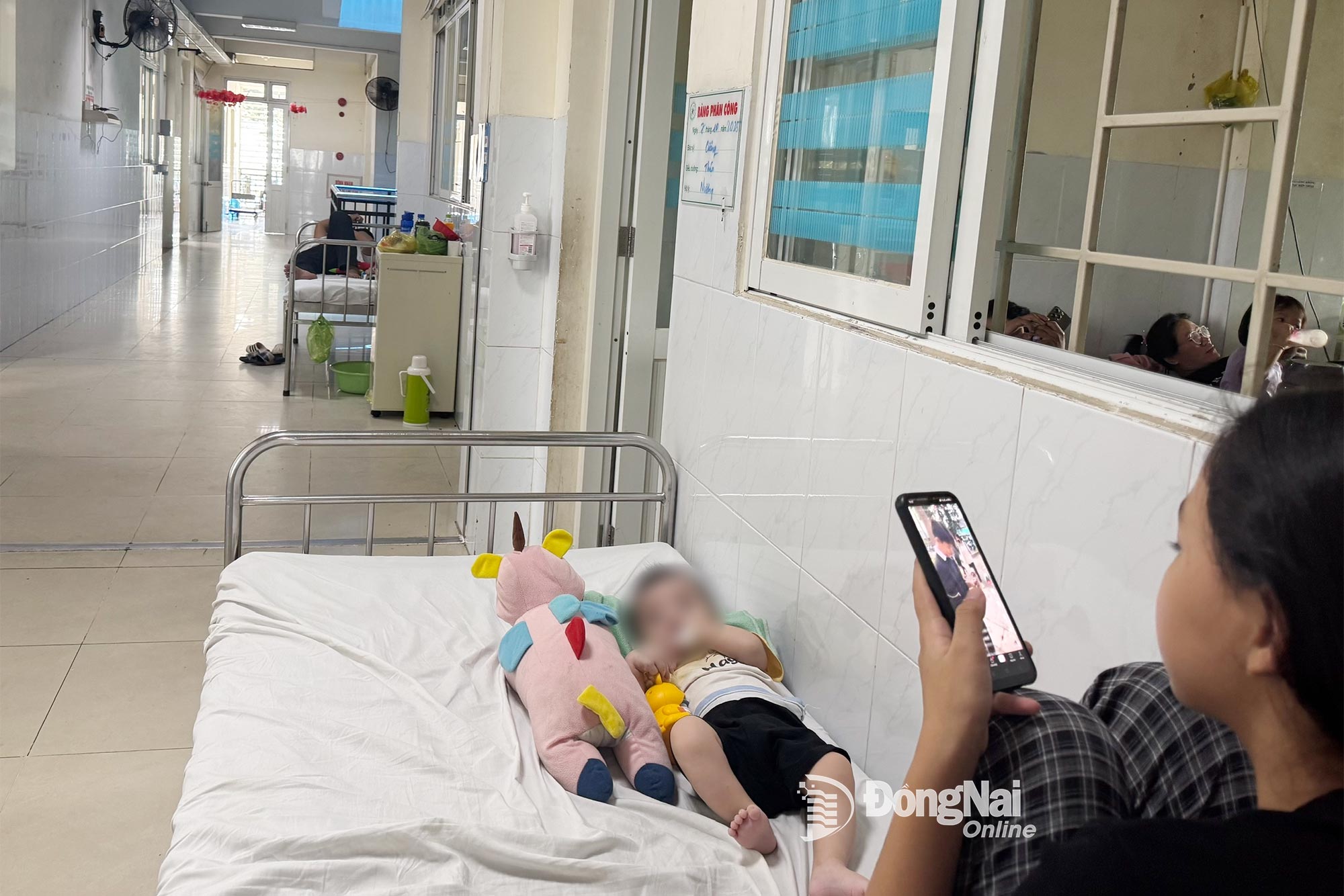  Quá tải, bệnh viện phải kê thêm giường ở hành lang. Ảnh: Bích Nhàn