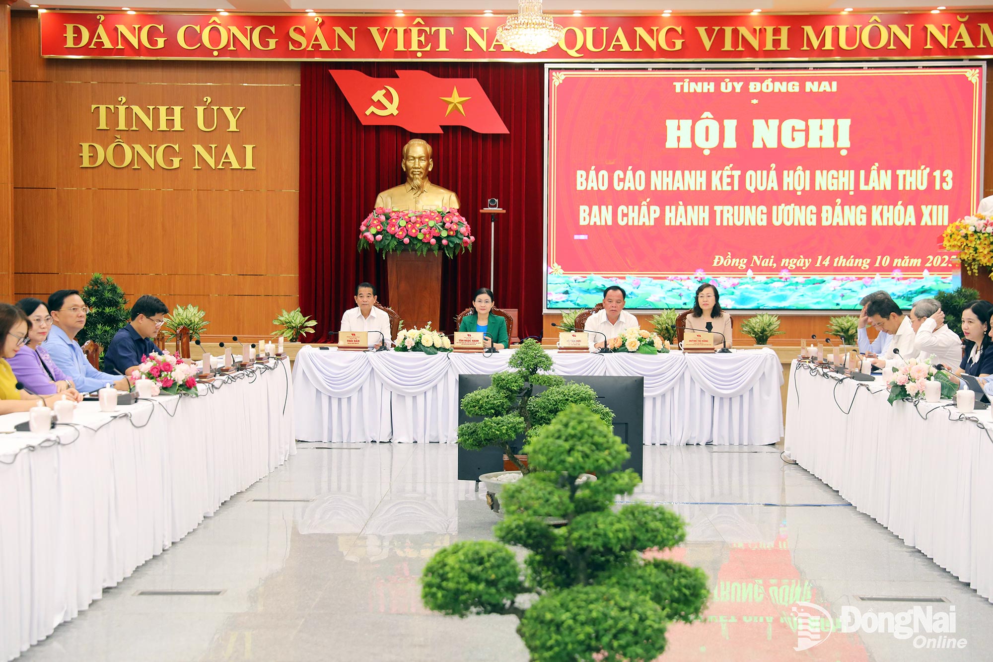 Các đồng chí: Tôn Ngọc Hạnh, Ủy viên dự khuyết Trung ương Đảng, Phó Bí thư Thường trực Tỉnh ủy, Chủ tịch HĐND tỉnh Đồng Nai; Võ Tấn Đức, Phó Bí thư Tỉnh ủy, Chủ tịch UBND tỉnh Đồng Nai; Huỳnh Thị Hằng, Phó Bí thư Tỉnh ủy, Chủ tịch Ủy ban MTTQ Việt Nam tỉnh Đồng Nai; Thái Bảo, Phó Bí thư Tỉnh ủy, Trưởng ban Tổ chức Tỉnh ủy Đồng Nai chủ trì hội nghị. Ảnh: Huy Anh