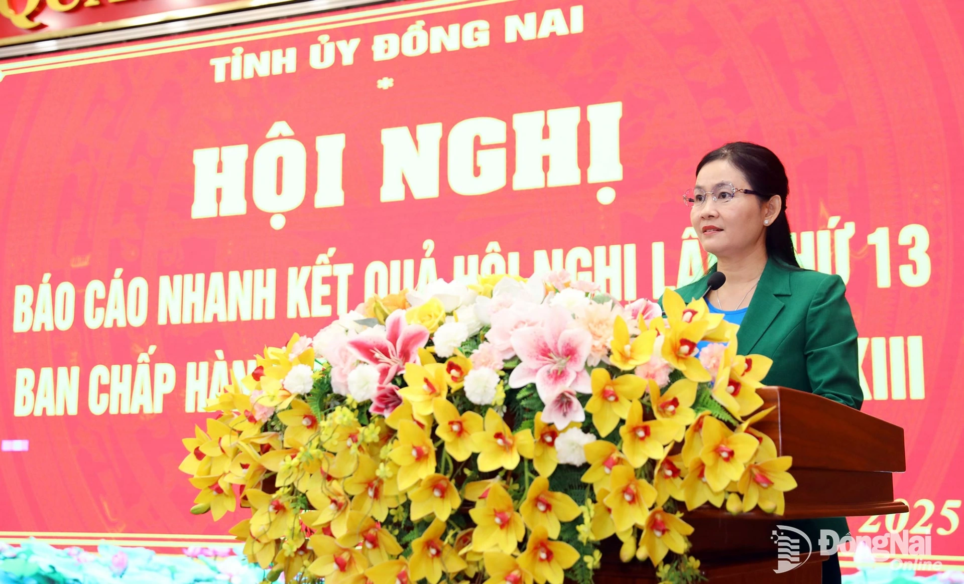 Đồng chí Tôn Ngọc Hạnh, Ủy viên dự khuyết Trung ương Đảng, Phó Bí thư Thường trực Tỉnh ủy, Chủ tịch HĐND tỉnh Đồng Nai thông báo nhanh kết quả Hội nghị lần thứ 13 Ban Chấp hành Trung ương Đảng khóa XIII đến các đại biểu. Ảnh: Huy Anh