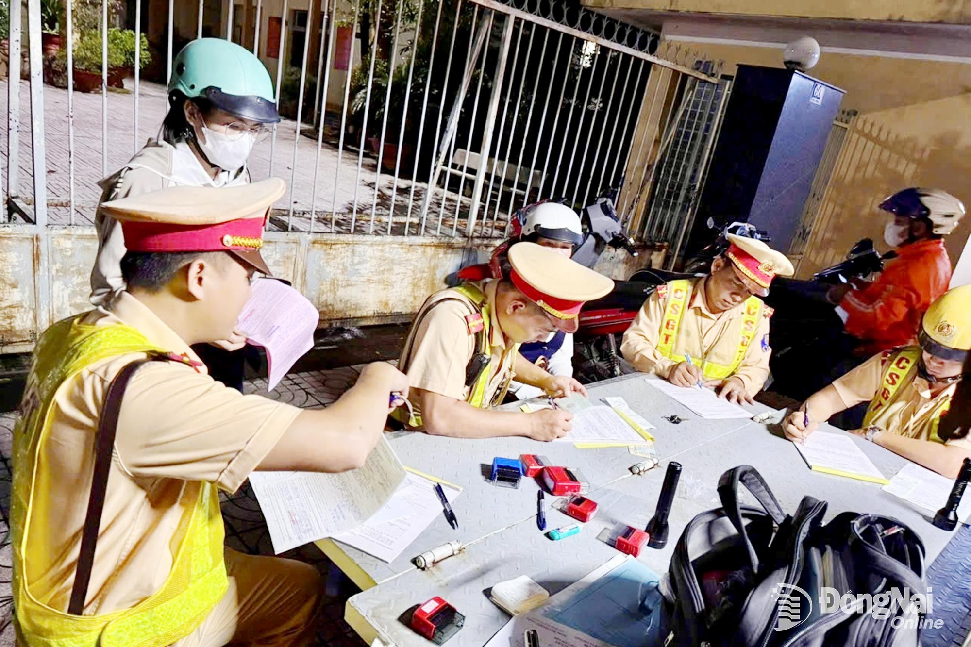 Đội Cảnh sát giao thông đường bộ số 4 (Phòng Cảnh sát giao thông Công an tỉnh Đồng Nai) xử lý người vi phạm giao thông trên đường Hùng Vương (phường Bình Phước) vào ban đêm. Ảnh: Hoàng Lan