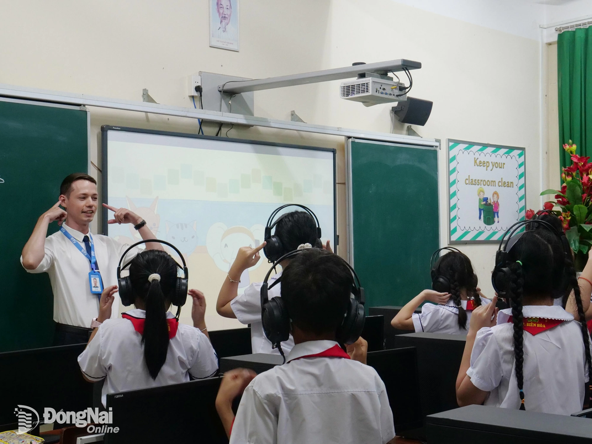 Học sinh Trường tiểu học Nguyễn An Ninh (phường Tam Hiệp) học tiếng Anh với giáo viên nước ngoài. Ảnh: Hạnh Dung