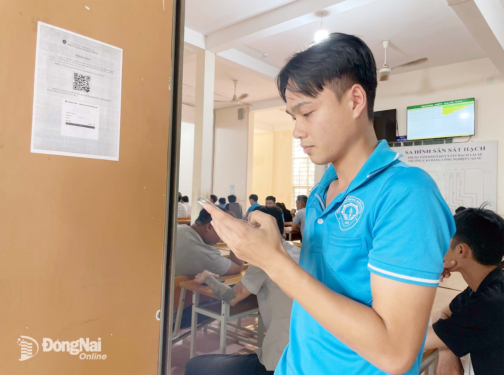 Sau 2 giờ kết thúc kỳ thi, giấy phép lái xe điện tử sẽ được cấp trên ứng dụng VNeID. Thí sinh đạt kết quả trong kỳ sát hạch có thể tự tra cứu thông tin giấy phép lái xe của mình. Ảnh: Ngân Hà