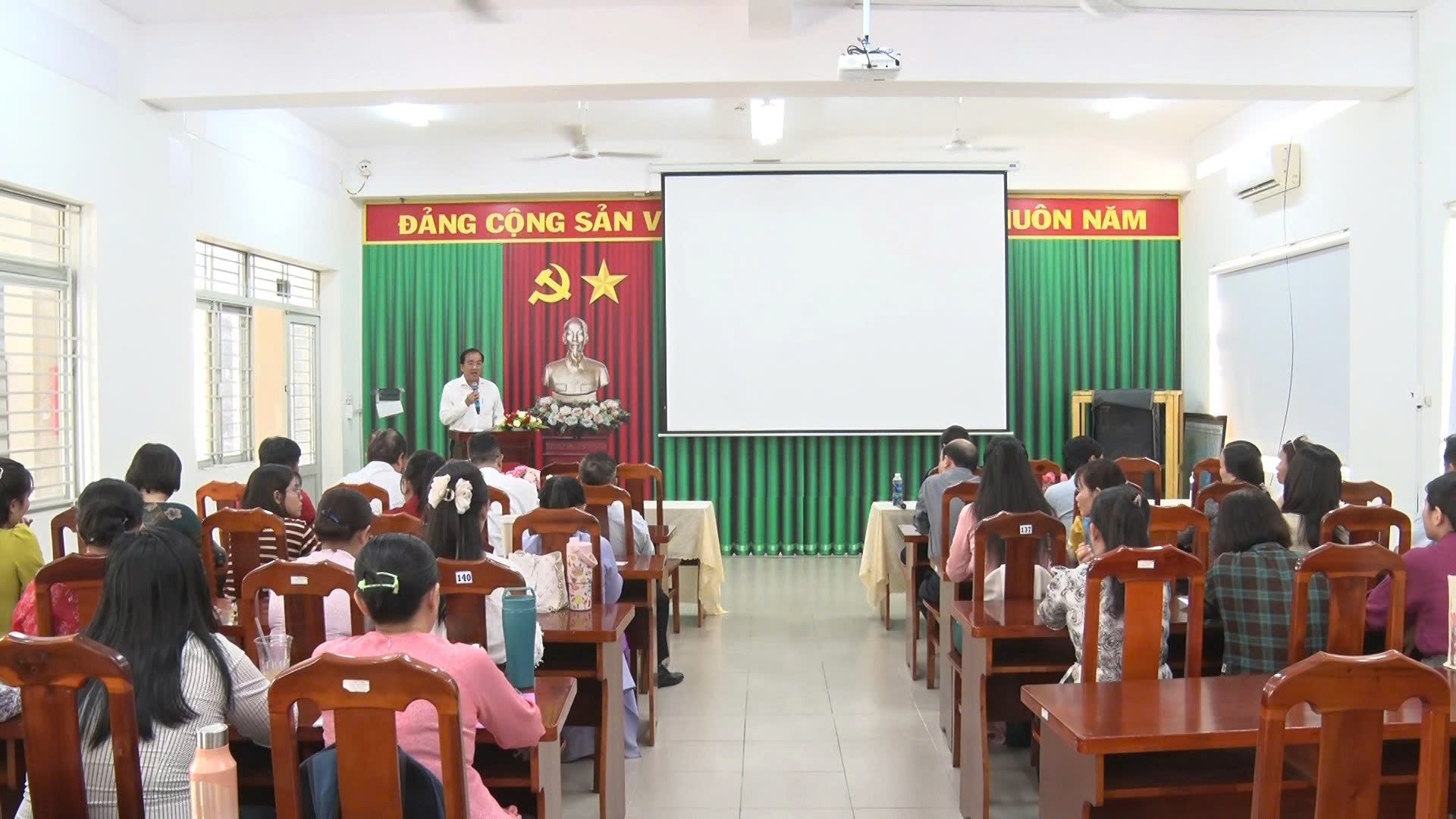 Chủ tịch UBND phường Trấn Biên dự sinh hoạt chi bộ Trường THCS Nguyễn Bỉnh Khiêm