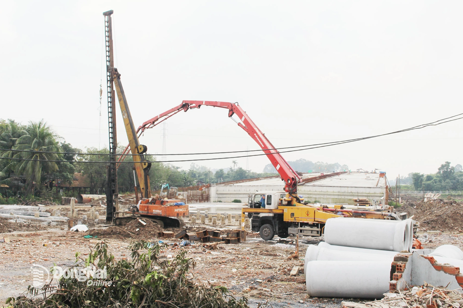 Khu vực đầu cầu Thống Nhất của dự án đang được thi công đấu nối với đường Võ Thị Sáu. Ảnh: Khắc Thiết