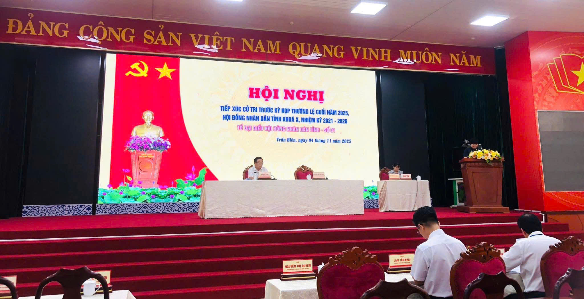 Quang cảnh buổi tiếp xúc cử tri