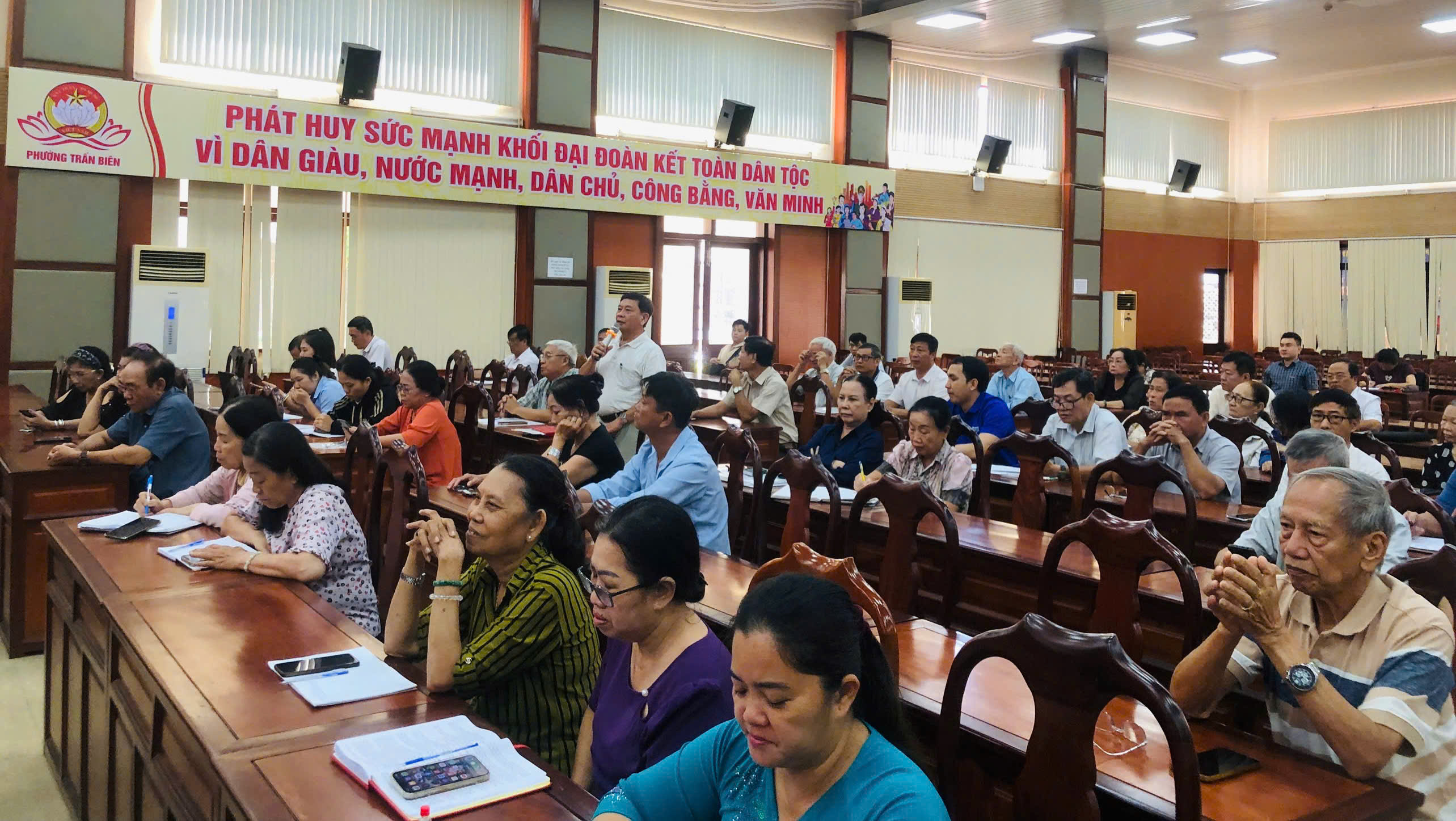 Các cử tri phát biểu kiến nghị tại hội nghị