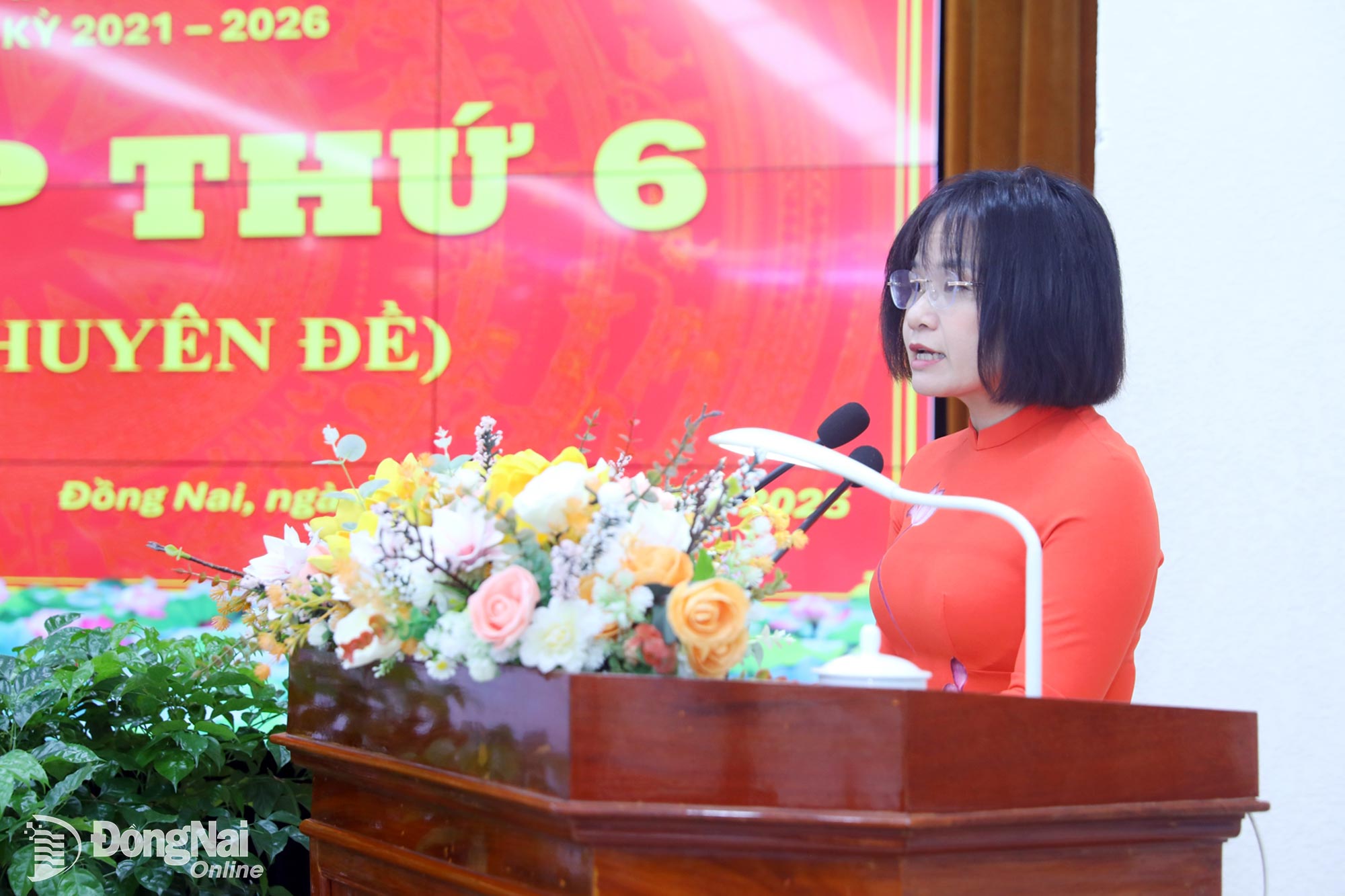 Tỉnh ủy viên, Giám đốc Sở Tài chính tỉnh Đồng Nai Trương Thị Hương Bình trình bày tờ trình tại kỳ họp. Ảnh: Huy Anh