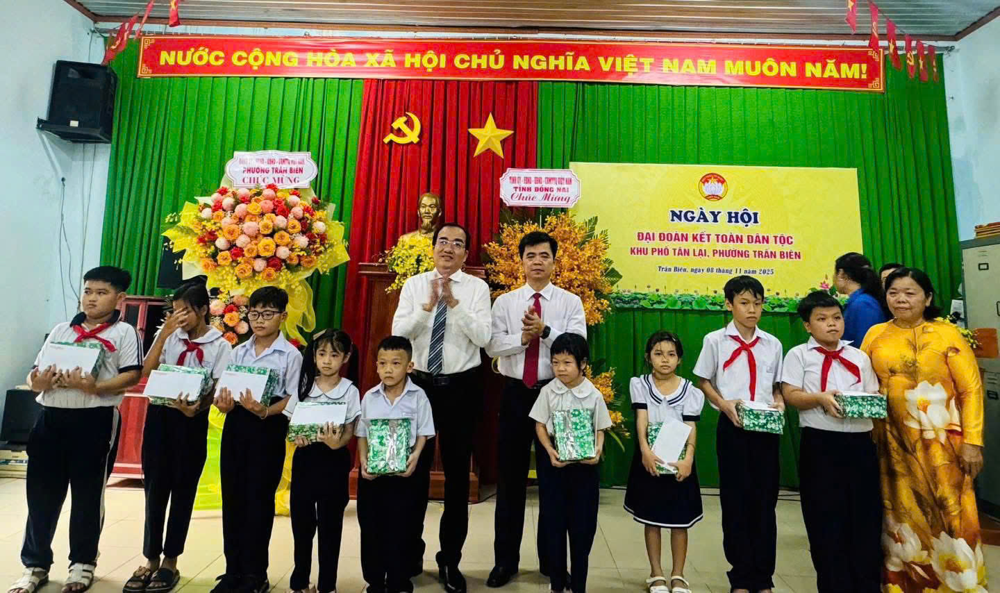 Các đồng chí lãnh đạo tặng học bổng cho các em học sinh có hoàn cảnh khó khăn