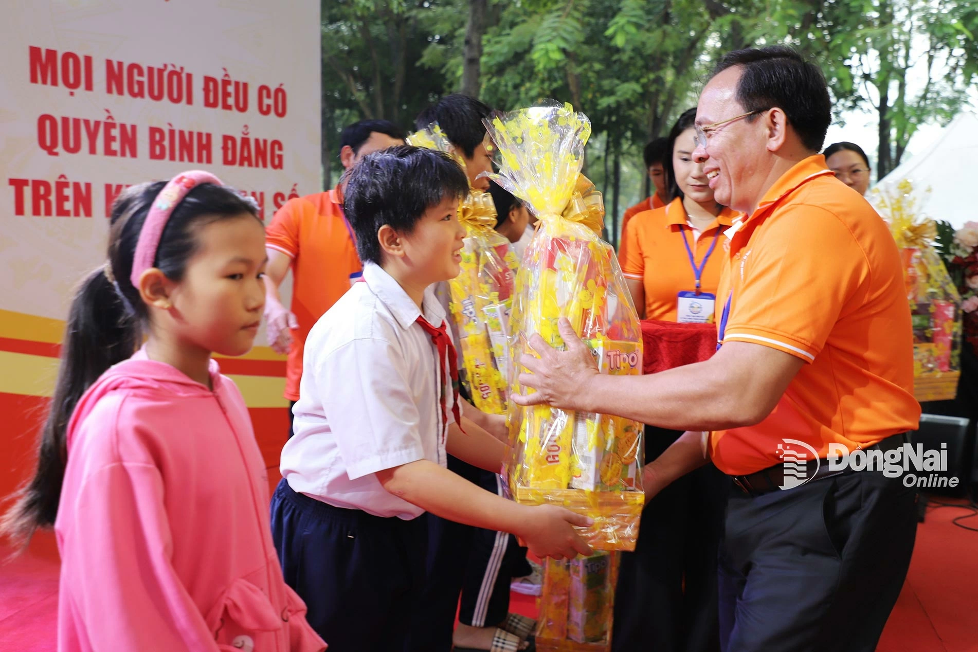 Phó Giám đốc Sở Nội vụ tỉnh Đồng Nai Hà Thanh Tùng trao quà cho các em học sinh có hoàn cảnh khó khăn tại lễ phát động. Ảnh: My Ny