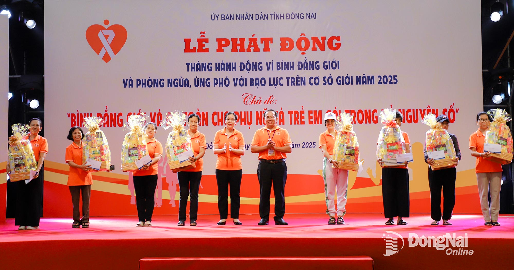 Ban tổ chức trao quà cho các hộ dân hoàn cảnh khó khăn trên địa bàn phường Trấn Biên. Ảnh: My Ny