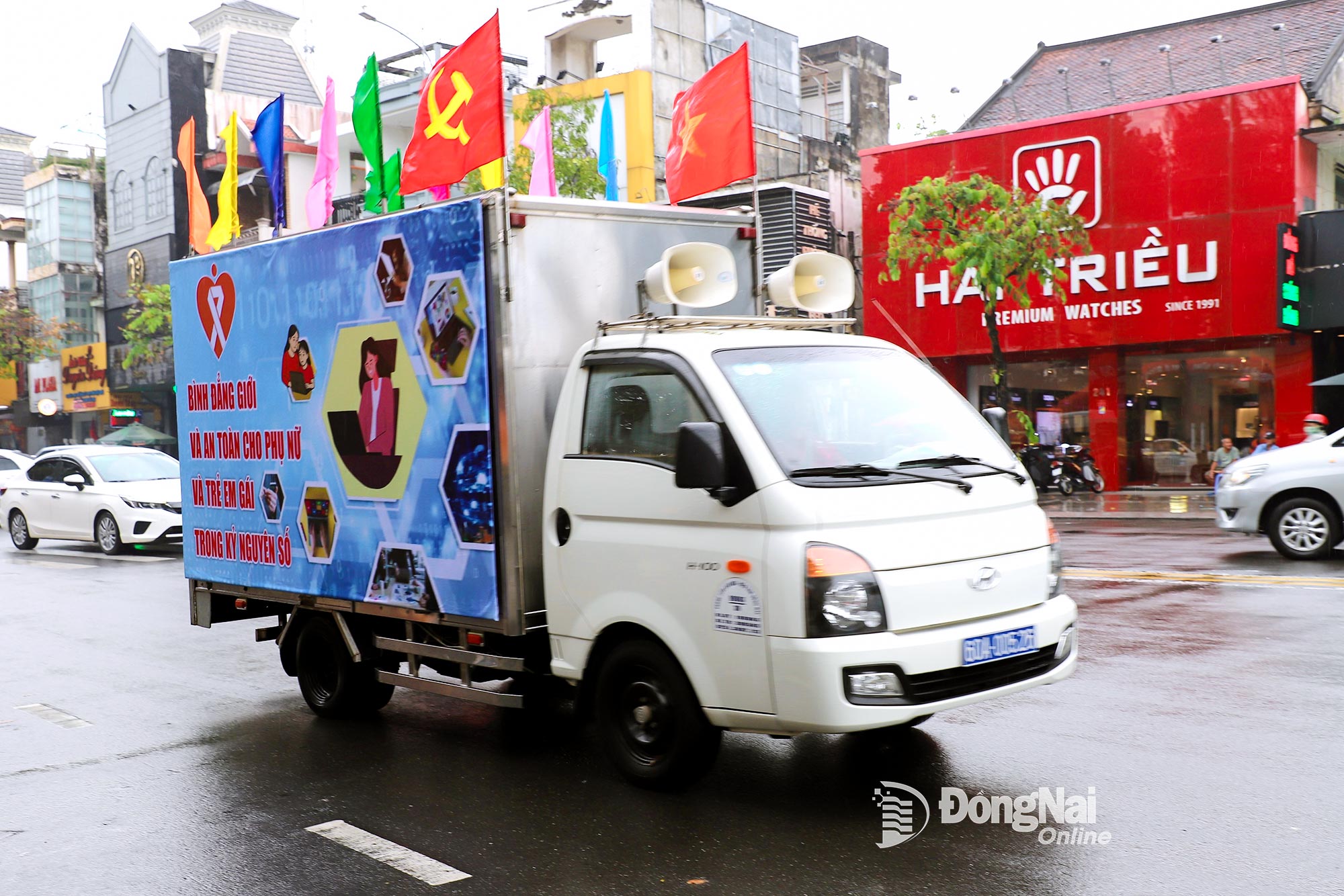 Xe loa tuyên truyền lưu động tham gia lễ diễu hành. Ảnh: My Ny