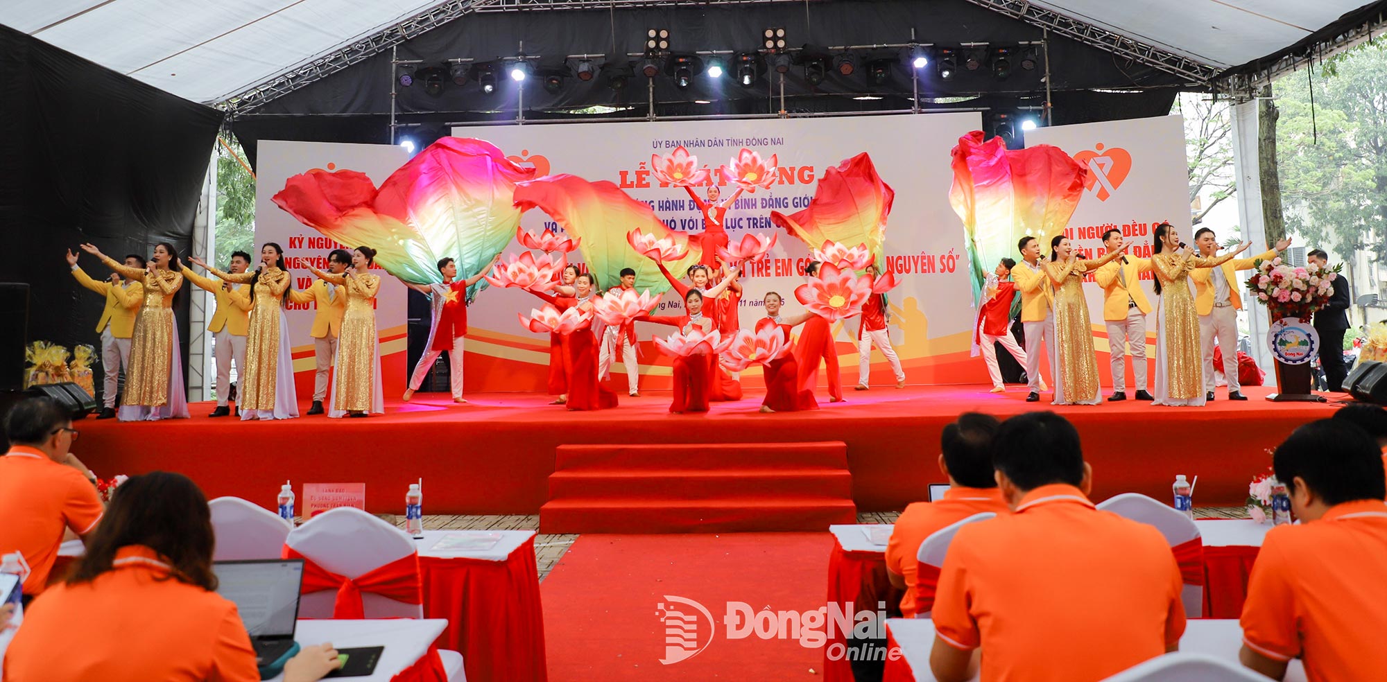 Một tiết mục nghệ thuật biểu diễn tại lễ phát động. Ảnh: My Ny