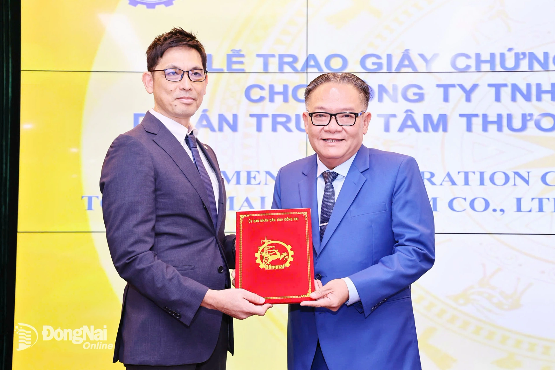 Tỉnh ủy viên, Phó Chủ tịch UBND tỉnh Đồng Nai Nguyễn Kim Long trao Giấy chứng nhận đăng ký đầu tư cho nhà đầu tư. Ảnh: Công Nghĩa