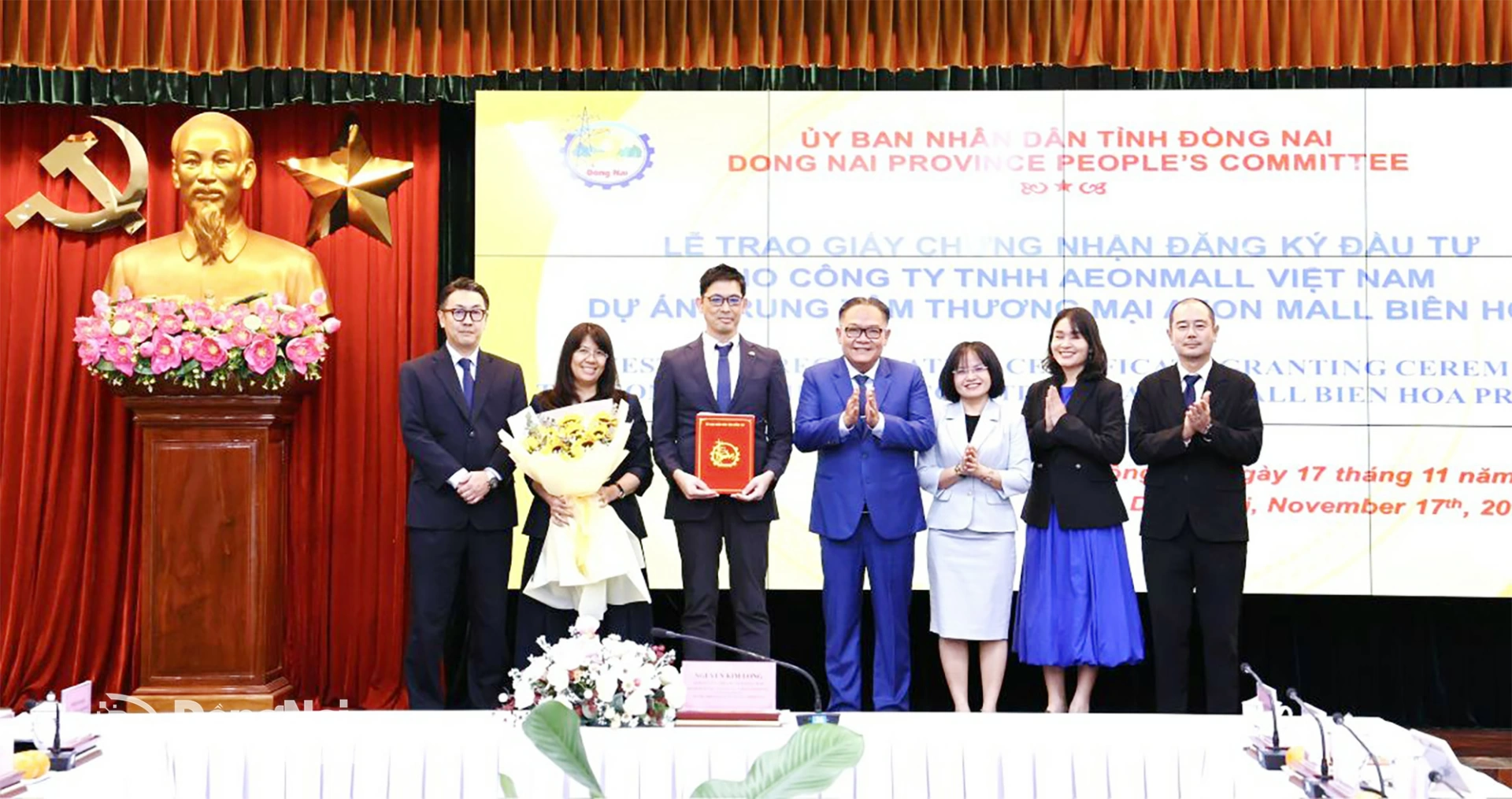 Lãnh đạo tỉnh và nhà đầu tư chụp hình sau Lễ trao Giấy chứng nhận đăng ký đầu tư. Ảnh: Công Nghĩa