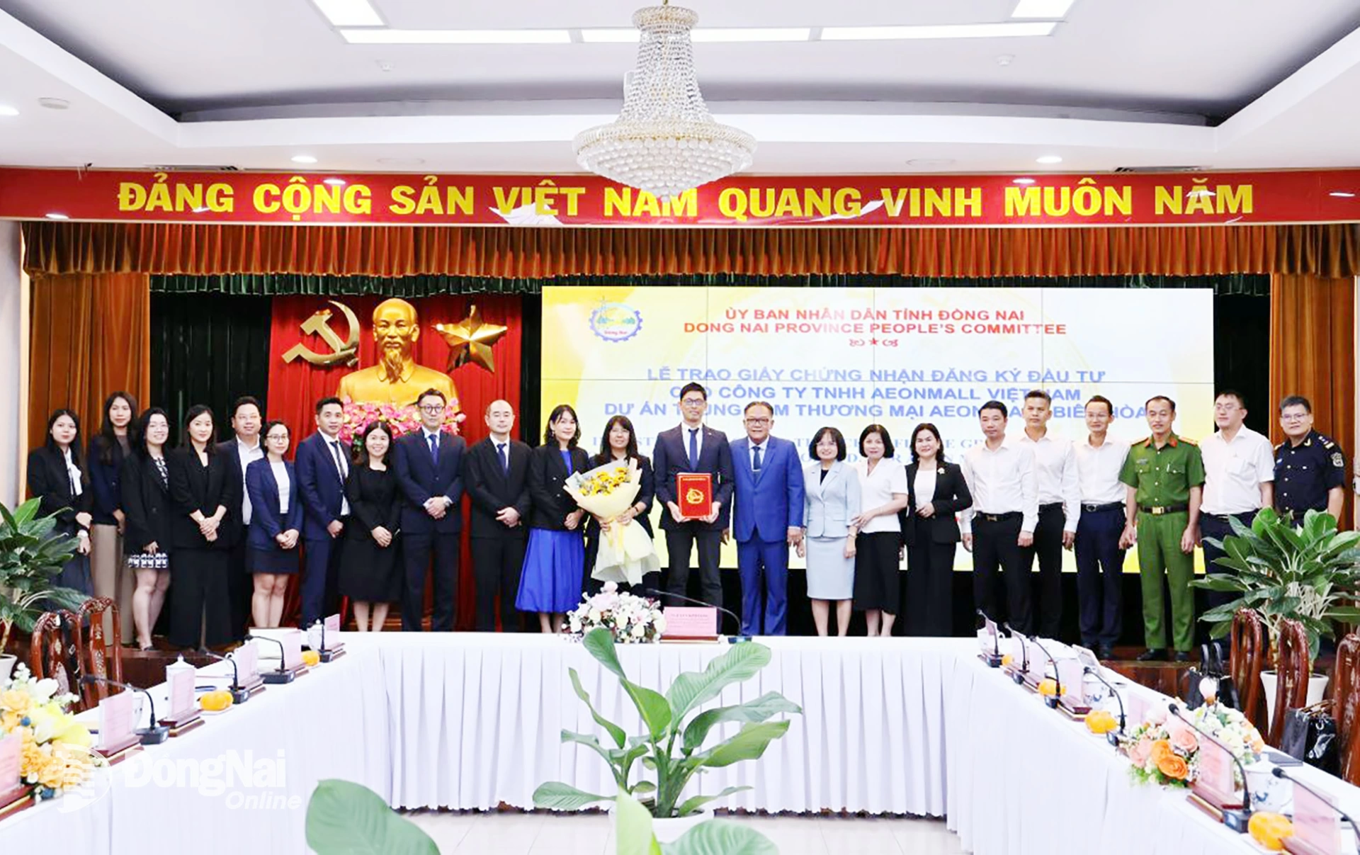 Lãnh đạo tỉnh Đồng Nai và các sở, ban, ngành chụp hình với nhà đầu tư sau Lễ trao giấy chứng nhận đăng ký đầu tư. Ảnh: Công Nghĩa