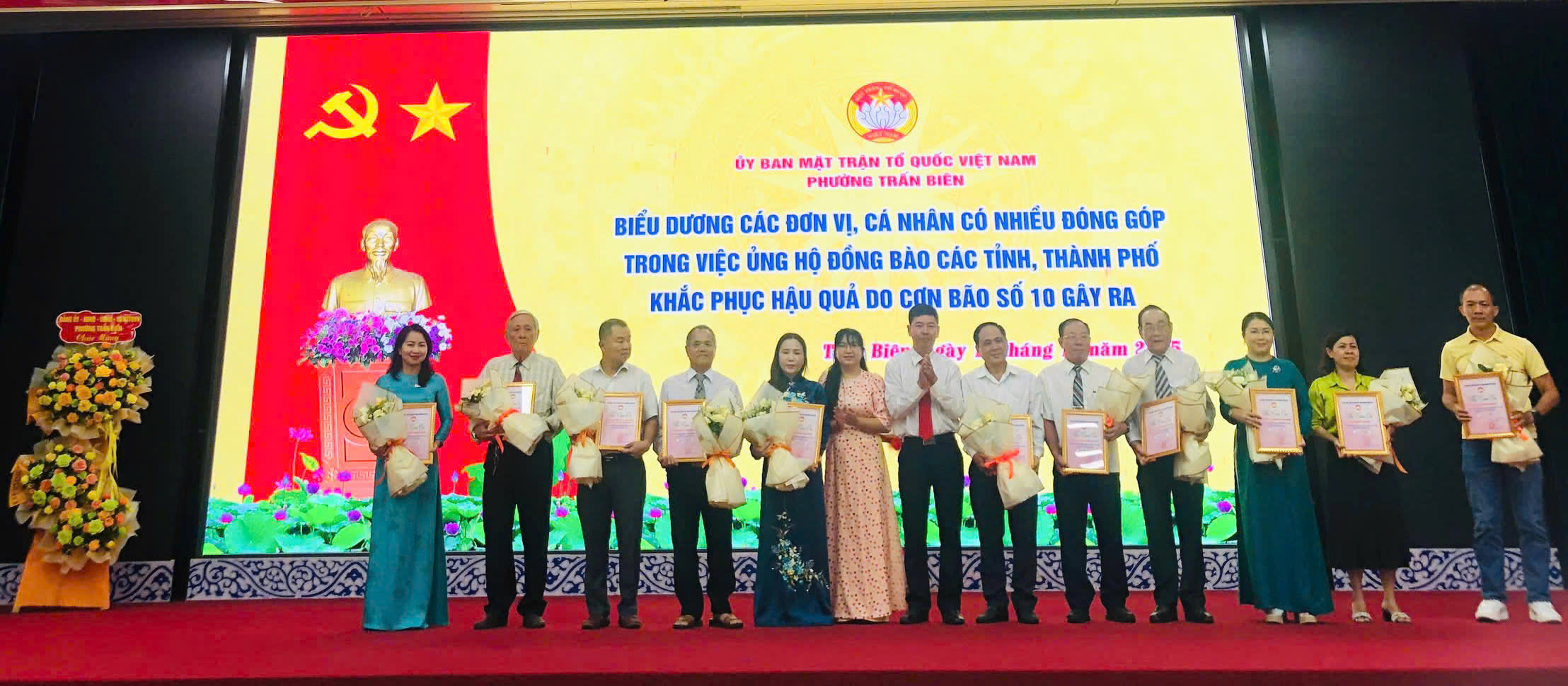 Biểu dương các tập thể, cá nhân có nhiều đóng góp trong việc ủng hộ đồng bào bị bão lũ