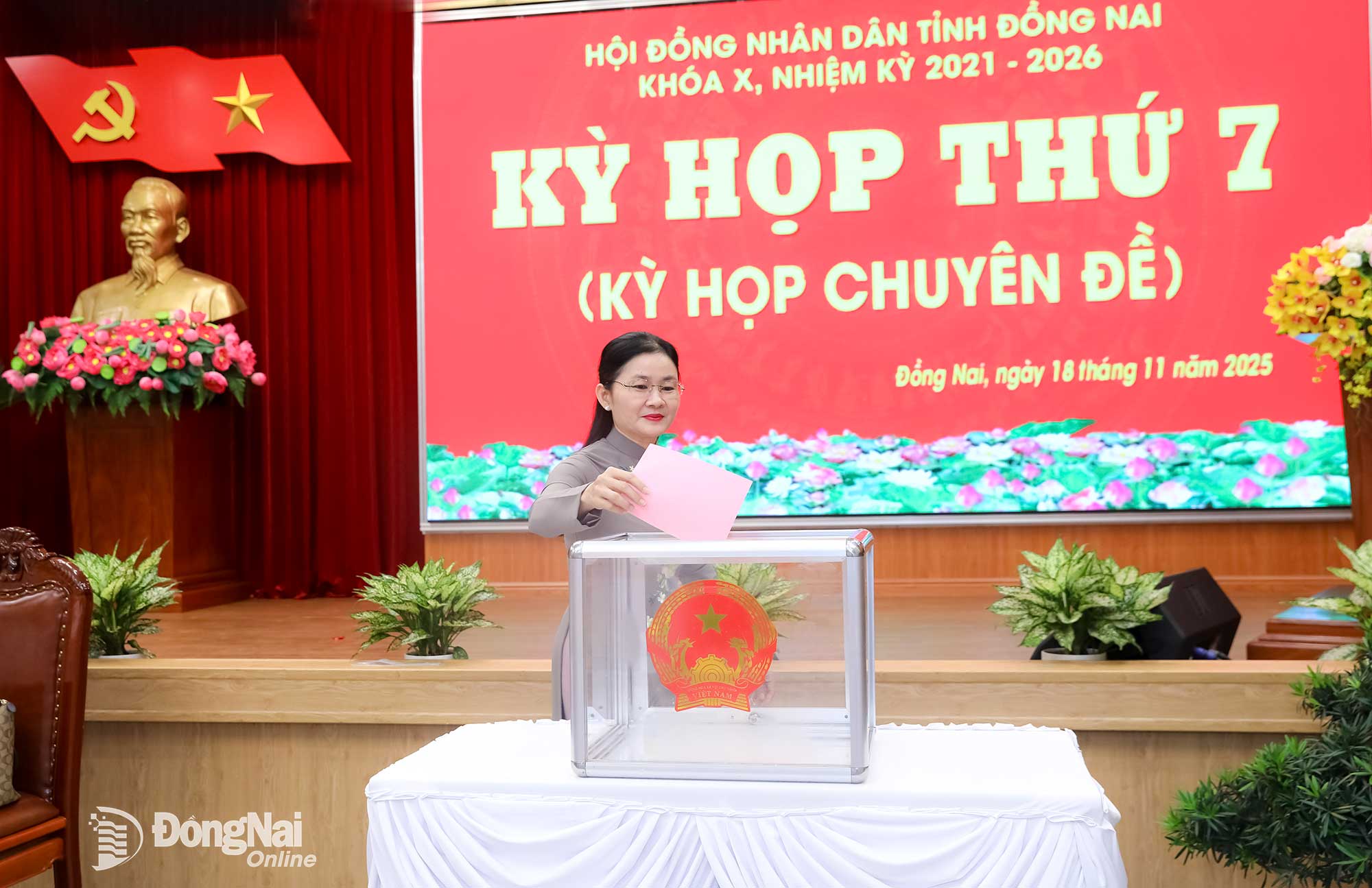 Đồng chí Tôn Ngọc Hạnh, Ủy viên dự khuyết Trung ương Đảng, Phó Bí thư Thường trực Tỉnh ủy, Chủ tịch HĐND tỉnh Đồng Nai bỏ phiếu bầu chức danh Chủ tịch UBND tỉnh Đồng Nai nhiệm kỳ 2021-2026. Ảnh: Huy Anh