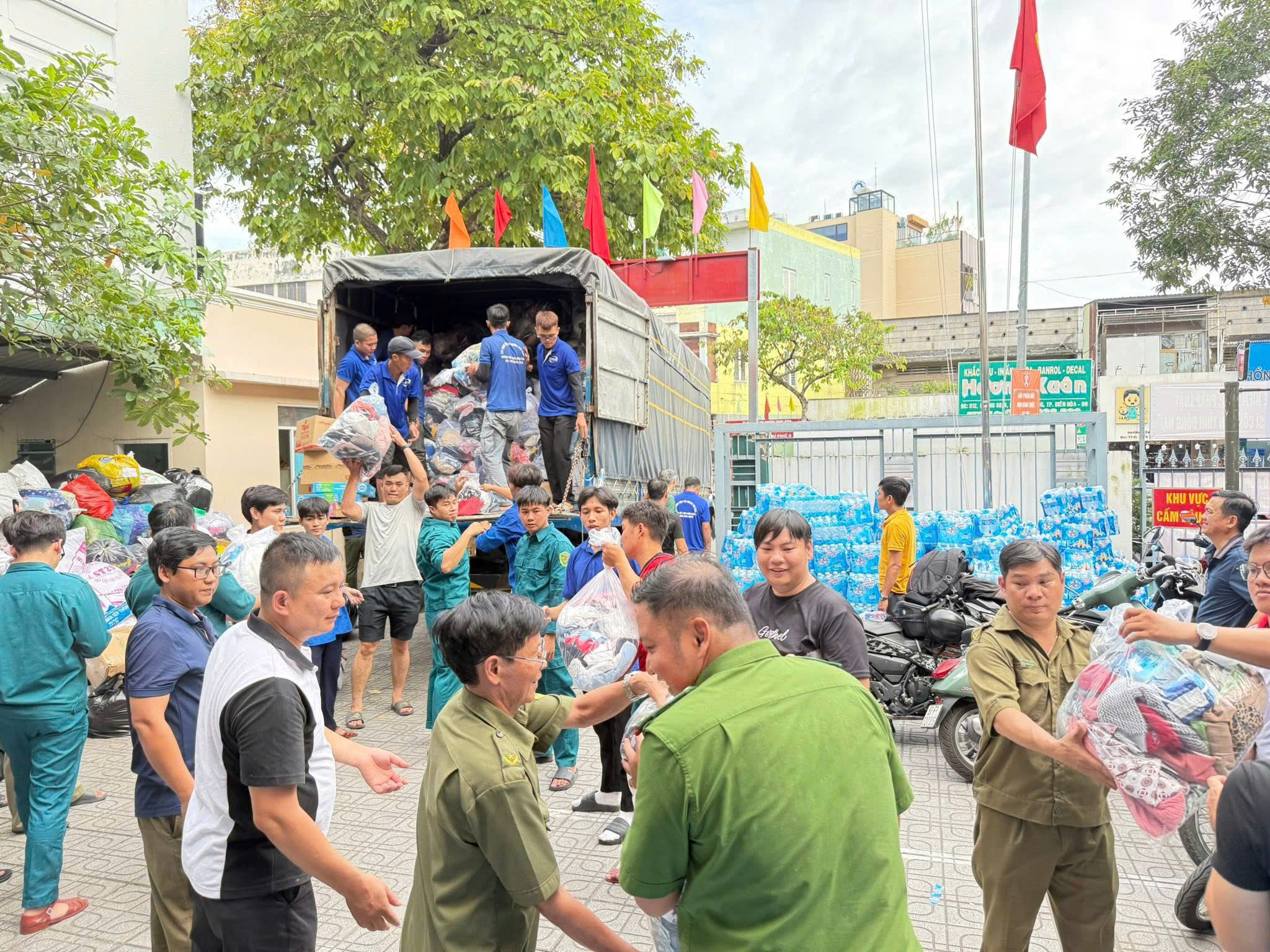 Các lực lượng tình nguyện nhận nhu yếu phẩm từ các mạnh thường quân 