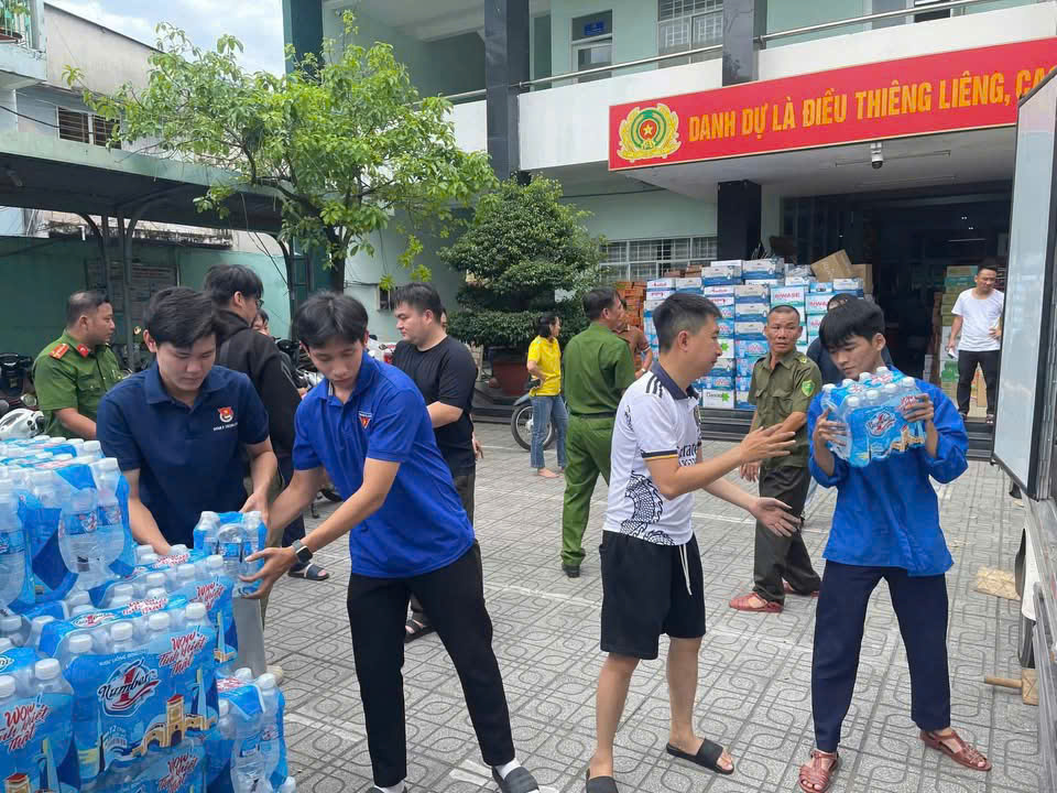 Cán bộ và các tình nguyện viên phường đang vận chuyển hàng hoá lên xe chuẩn bị vận chuyển về Miền Trung