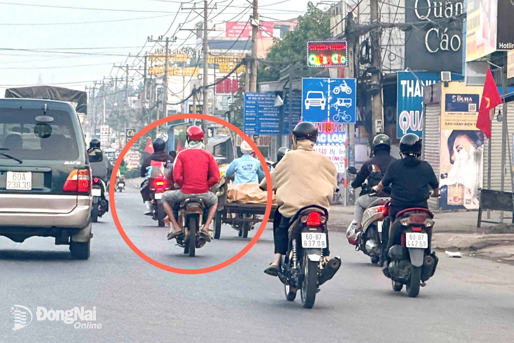 Một trường hợp xe máy không gắn biển số di chuyển trên quốc lộ 20 (xã Gia Kiệm, tỉnh Đồng Nai). Ảnh: Đăng Tùng