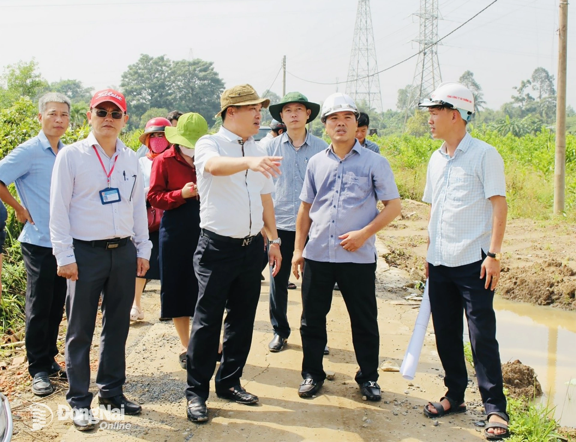 Ủy viên Ban Thường vụ Tỉnh ủy, Bí thư Đảng ủy, Chủ tịch HĐND phường Trấn Biên Hồ Văn Nam kiểm tra, chỉ đạo công tác giải phóng mặt bằng tại Dự án Đường trục trung tâm phường Trấn Biên. Ảnh: Khắc Thiết