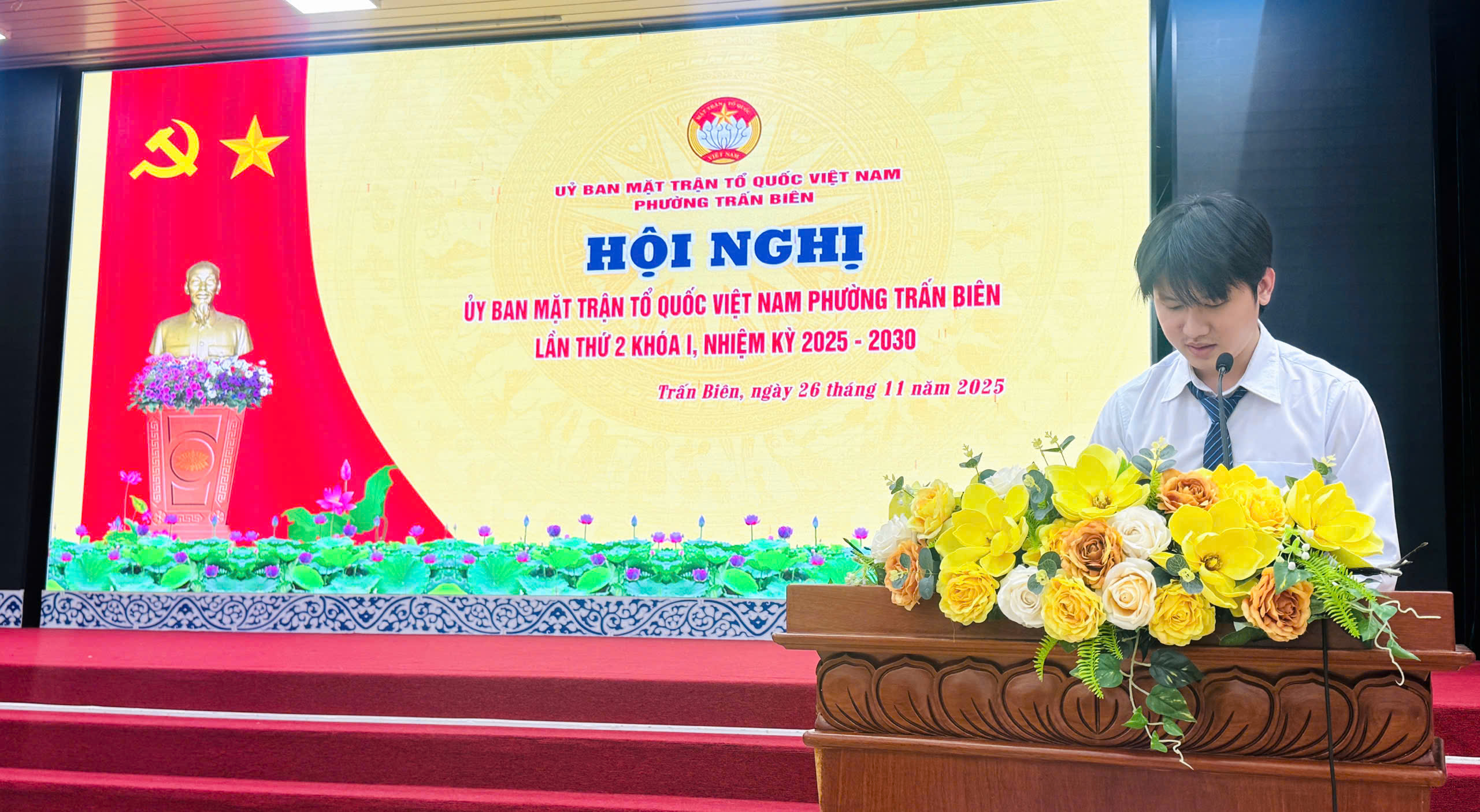 Đại diện Ban thường trực UBMTTQVN phường thông qua báo cáo chính trị