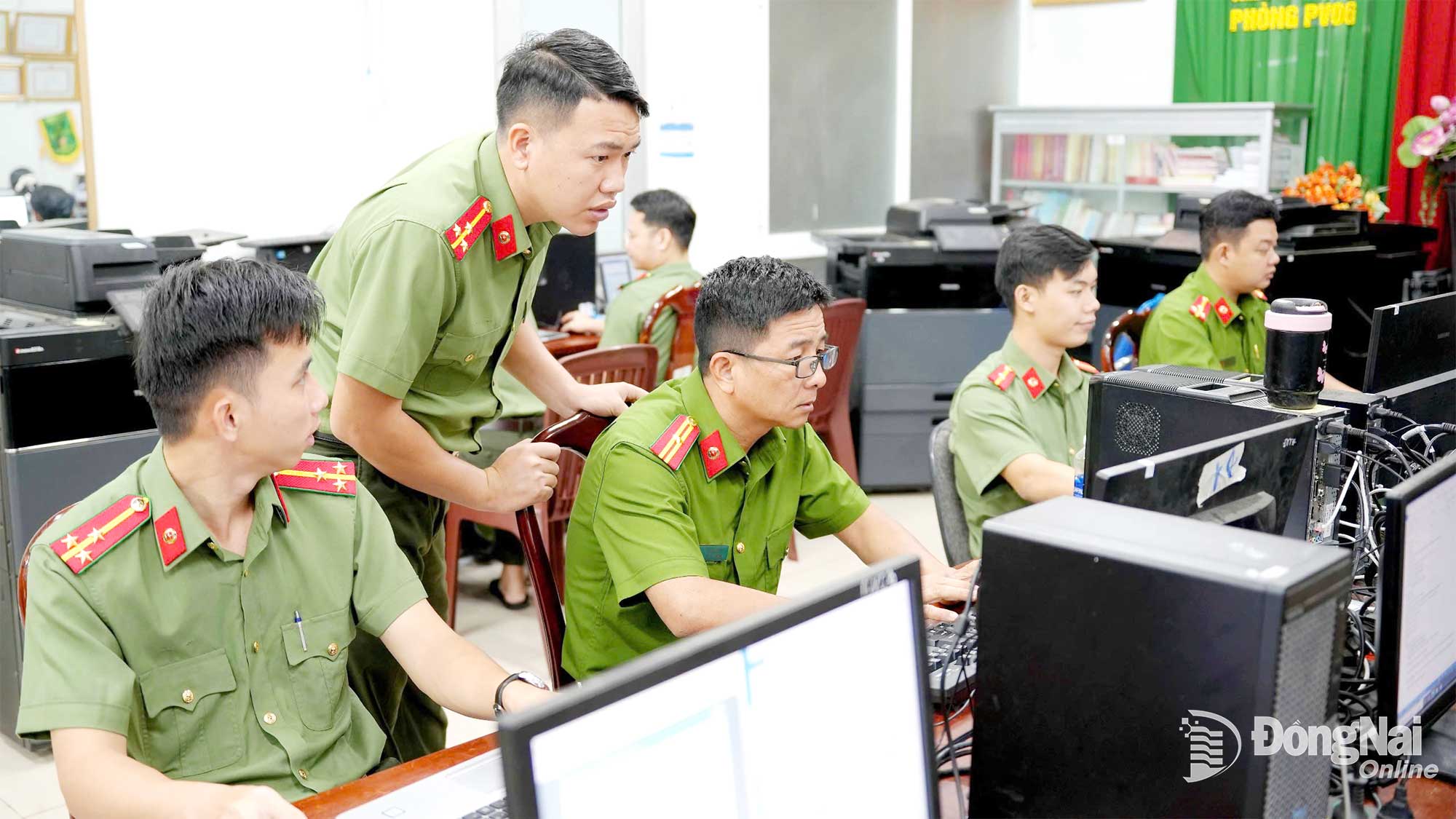 Các cán bộ, chiến sĩ Phòng Hồ sơ nghiệp vụ Công an tỉnh tập trung cao độ cho nhiệm vụ. Ảnh: H.T