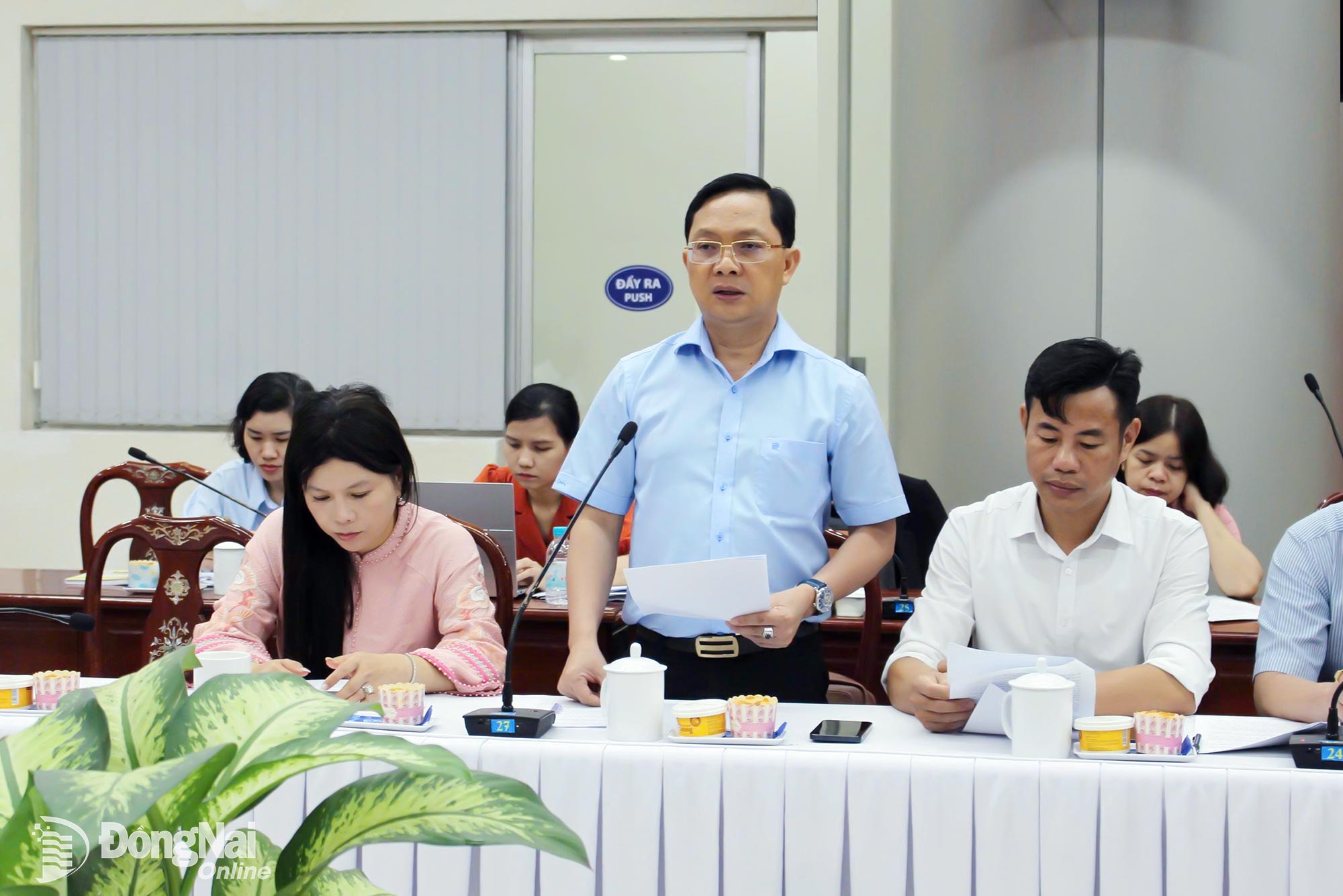 Đồng chí Hà Anh Dũng, Ủy viên Ban Thường vụ Tỉnh ủy, Phó Chủ tịch Thường trực Ủy ban MTTQ Việt Nam tỉnh phát biểu đóng góp nhiều ý kiến vào các nội dung trình Kỳ họp thứ 8 HĐND tỉnh tại buổi thảo luận Tổ Đại biểu HĐND tỉnh số 1 trước kỳ họp. Ảnh: Hồ Thảo