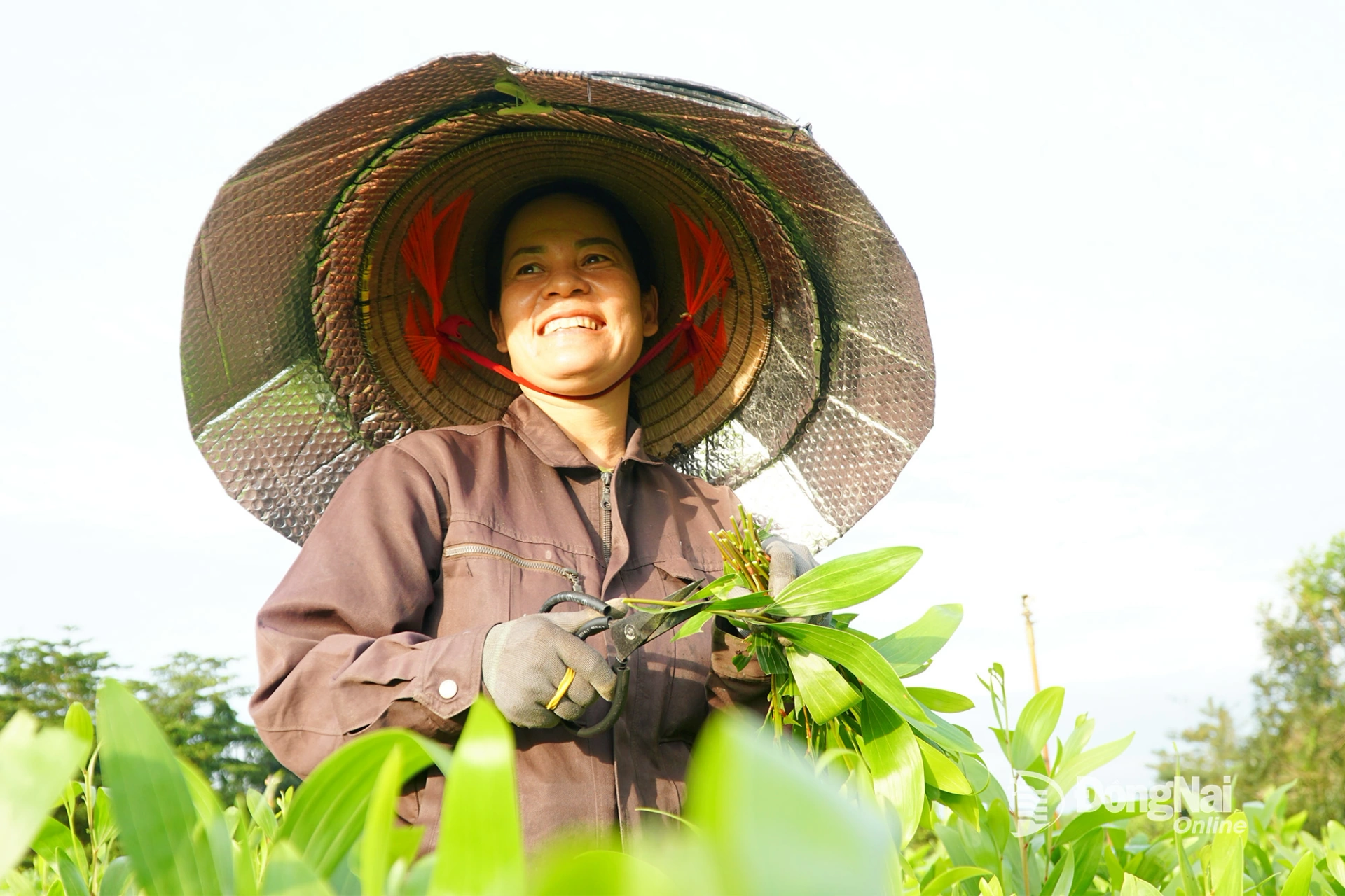 Chị Dương Thị Lịch vừa làm vừa chia sẻ về công việc của mình. Ảnh: Minh Hạnh