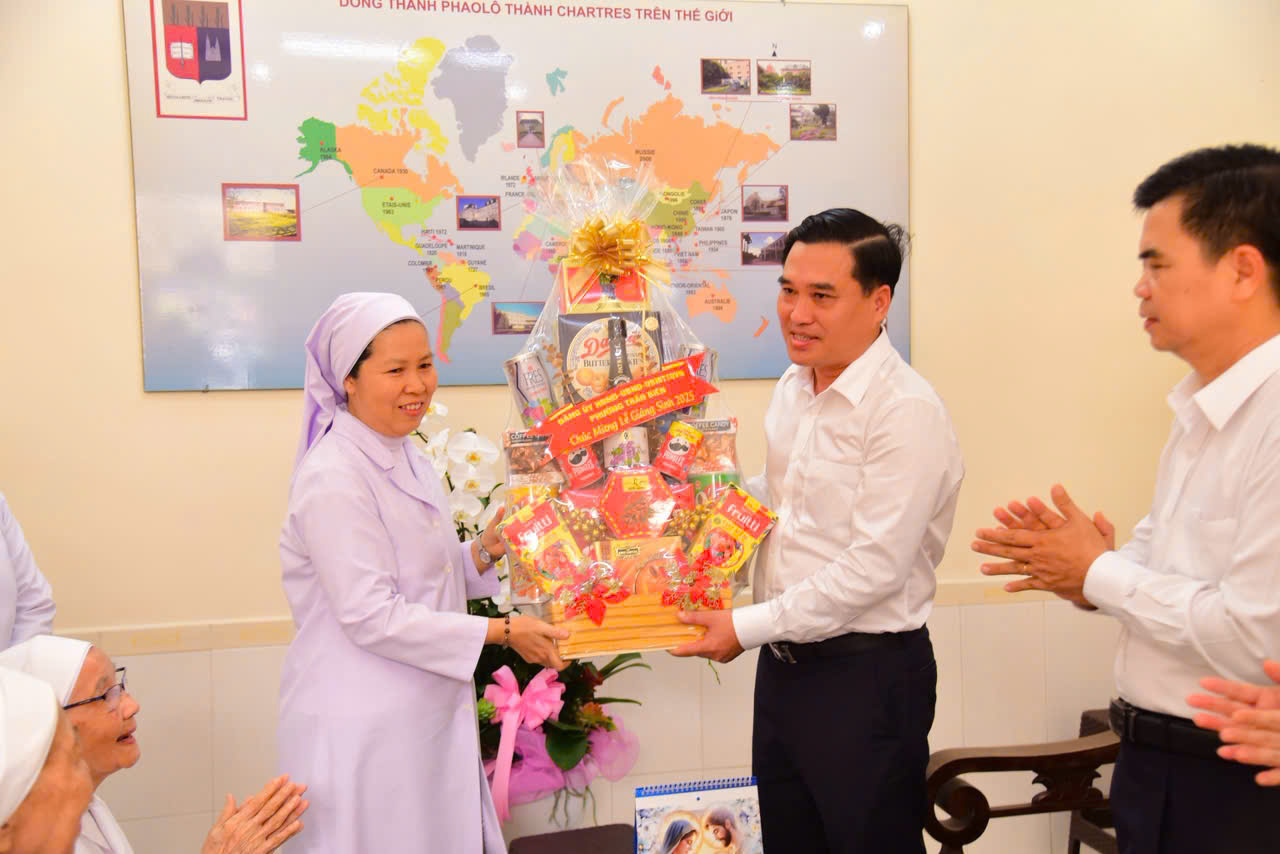 Bí thư Đảng ủy phường Trấn Biên thăm cơ sở tôn giáo dịp Giáng sinh