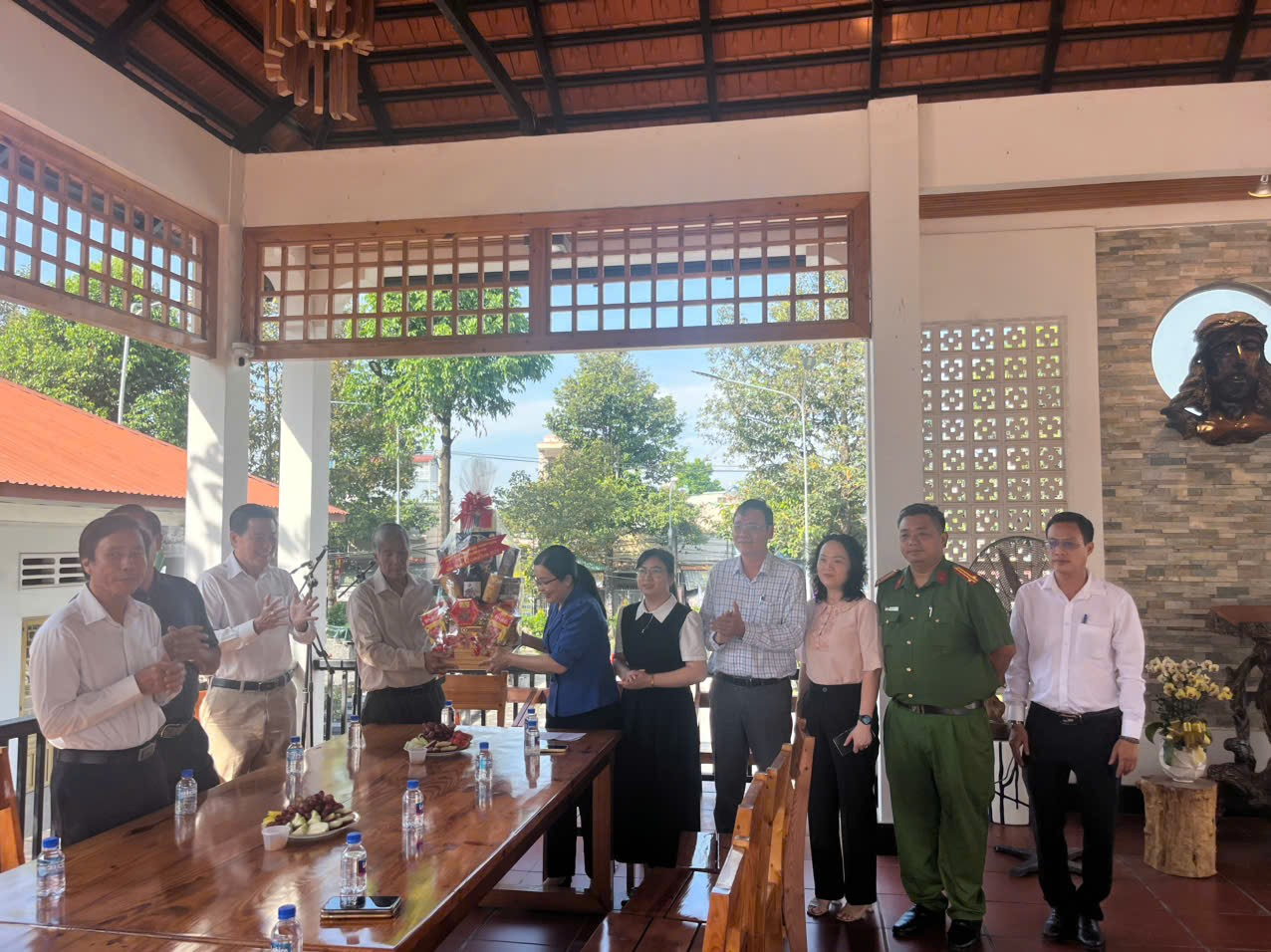 Lãnh đạo phường Trấn Biên tặng hoa chúc mừng Giáo xứ Thiên Triều