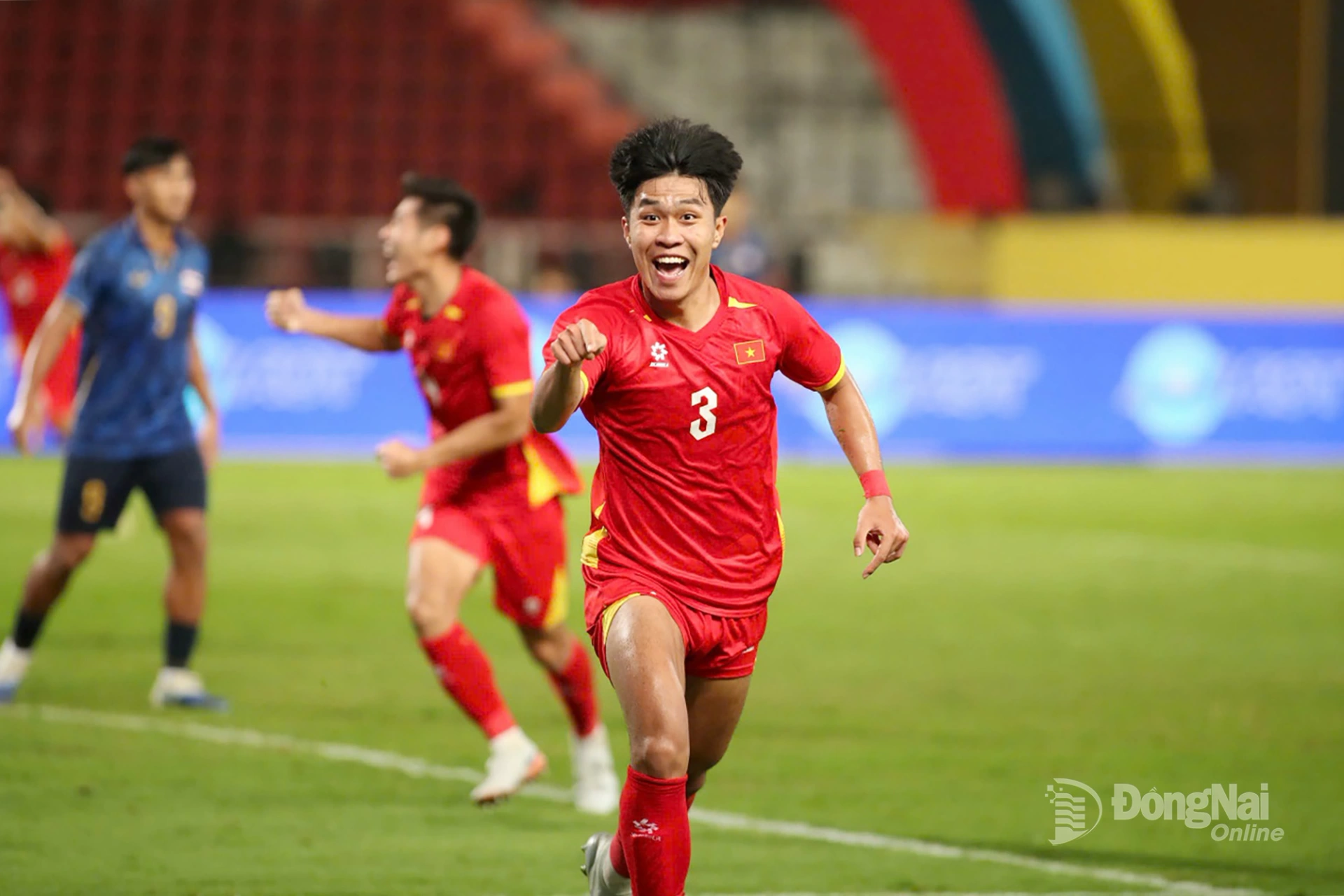 Lý Đức ăn mừng khi san hòa tỷ số cho Việt Nam