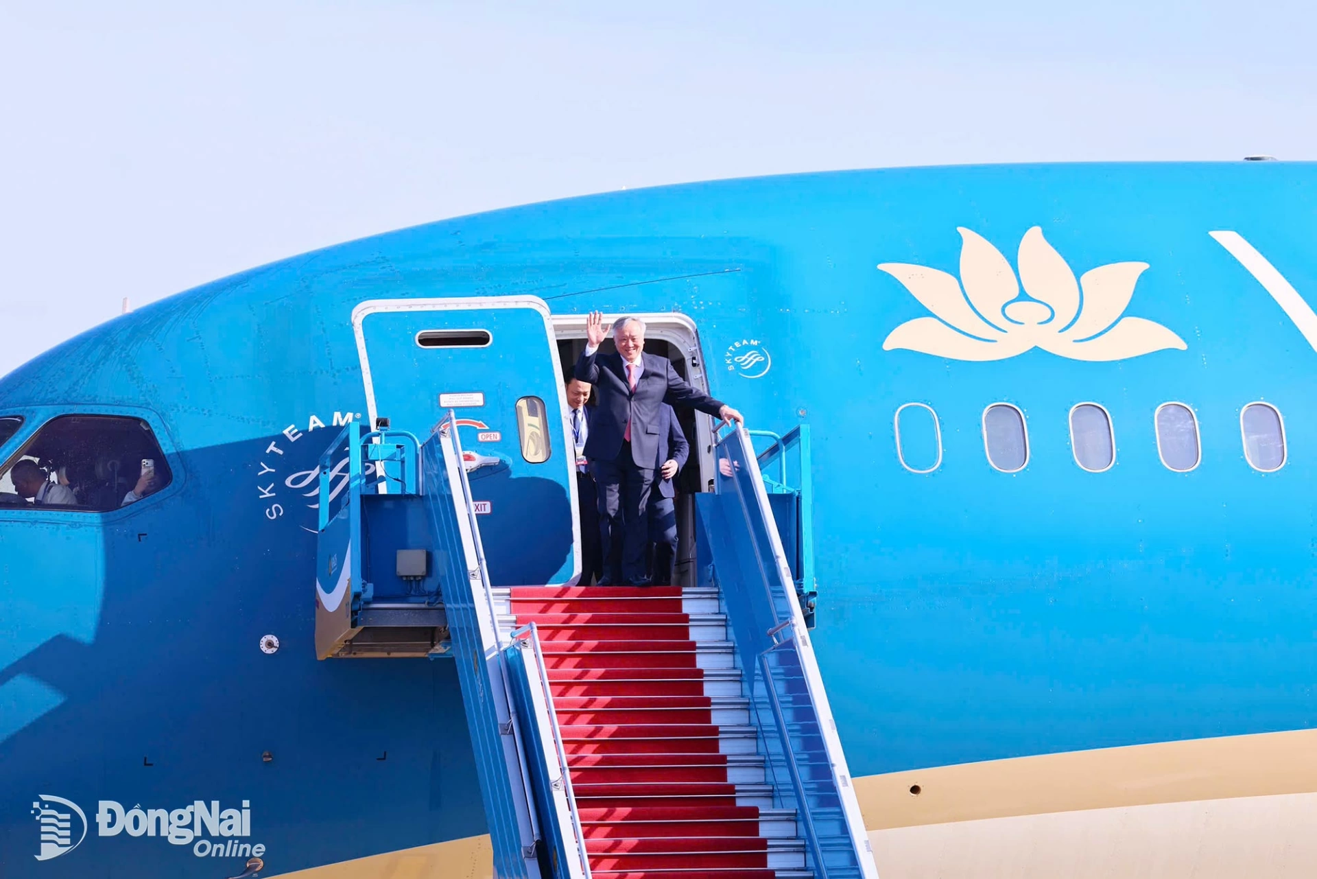 Phó Thủ tướng Thường trực Chính phủ Nguyễn Hòa Bình đáp chuyến bay chính thức đầu tiên đến Sân bay Long Thành