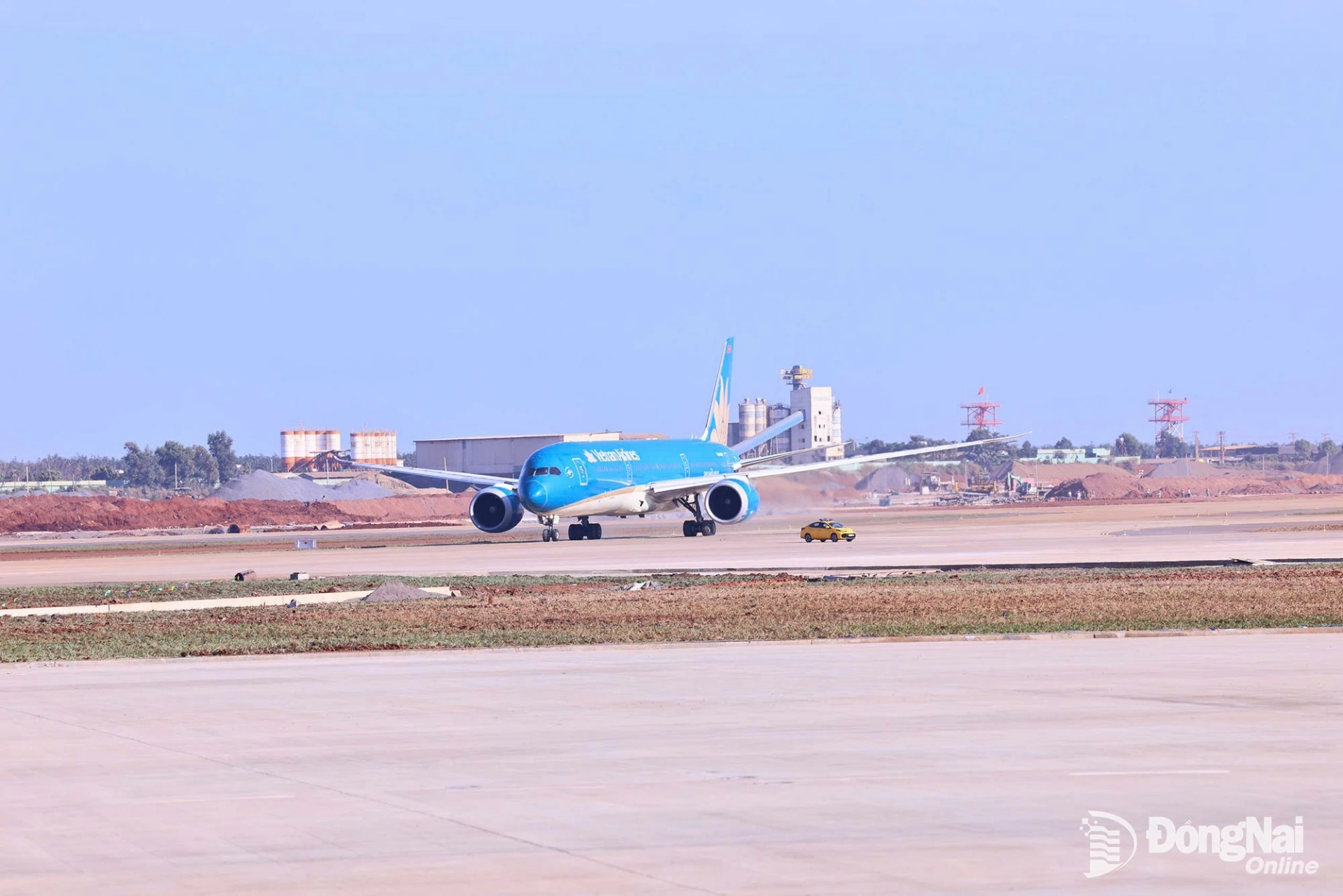 Cận cảnh chiếc máy bay Boieng 787 chở lãnh đạo Đảng, Nhà nước đến dự lễ khánh thành một số công trình và khai trương chuyến bay đầu tiên đến Sân bay Long Thành. Ảnh: Công Nghĩa