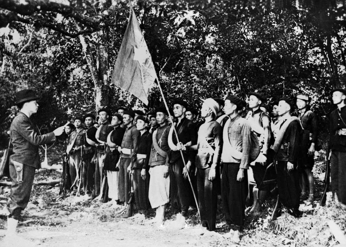 Lễ thành lập Đội Việt Nam Tuyên truyền Giải phóng quân, ngày 22-12-1944. Ảnh: Tư liệu TTXVN