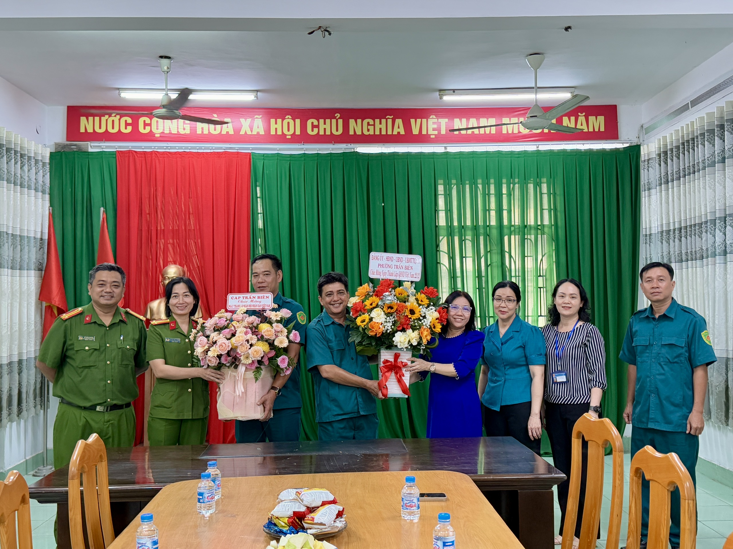 Lãnh đạo phường Trấn Biên thăm, chúc mừng đơn vị quân sự phường